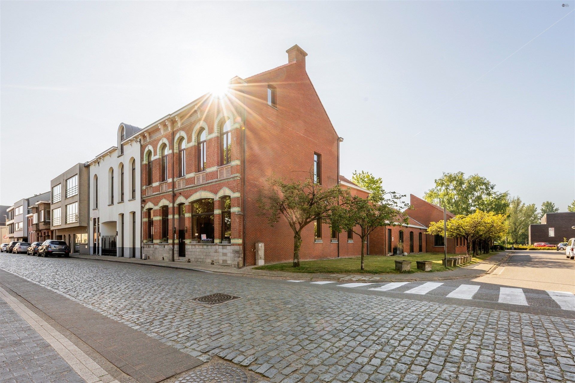 Stijlvolle en hoogwaardig afgewerkte villa met bijgebouw op fantastische locatie op perceel van 1784 m² foto 3