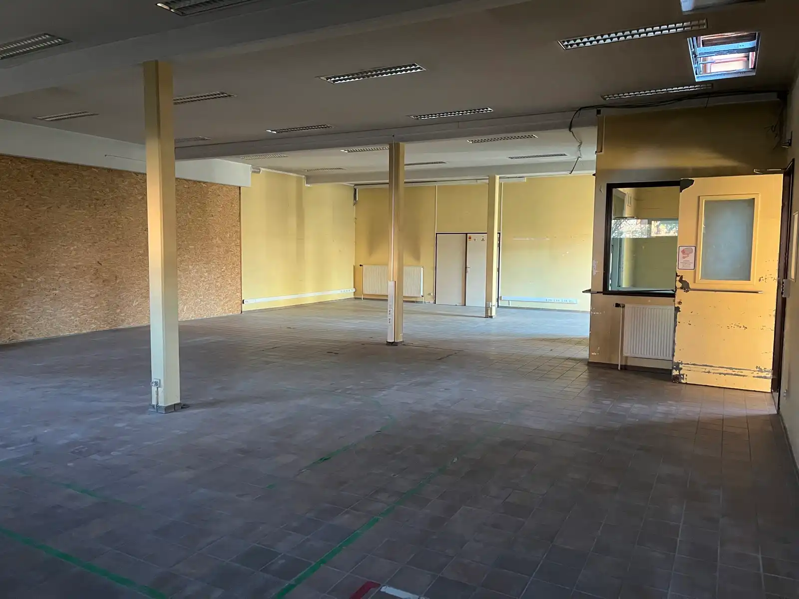Opsplitsbare polyvalente handelsruimte met parking foto 3