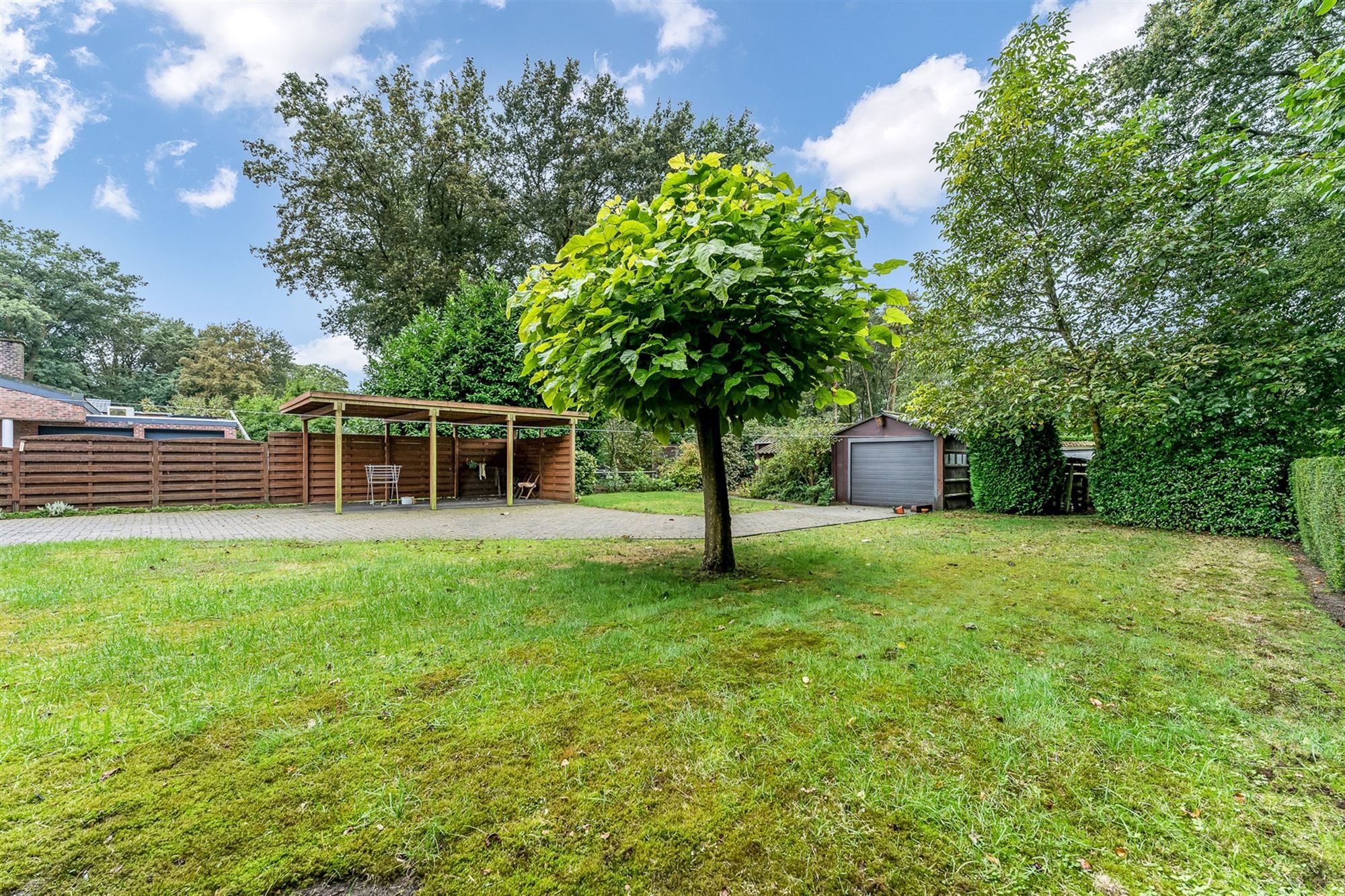 GOED ONDERHOUDEN GELIJKVLOERSE WONING MET 3 SLAAPKAMERS OP RUIM PERCEEL VLAK BIJ KOERSEL CENTRUM foto 2