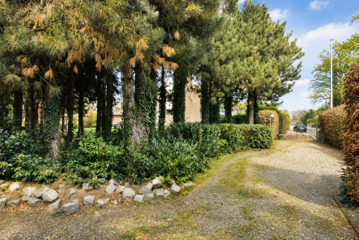 Royale gezinswoning met 4 slaapkamers op toplocatie, inclusief naastliggend perceel grond foto 5
