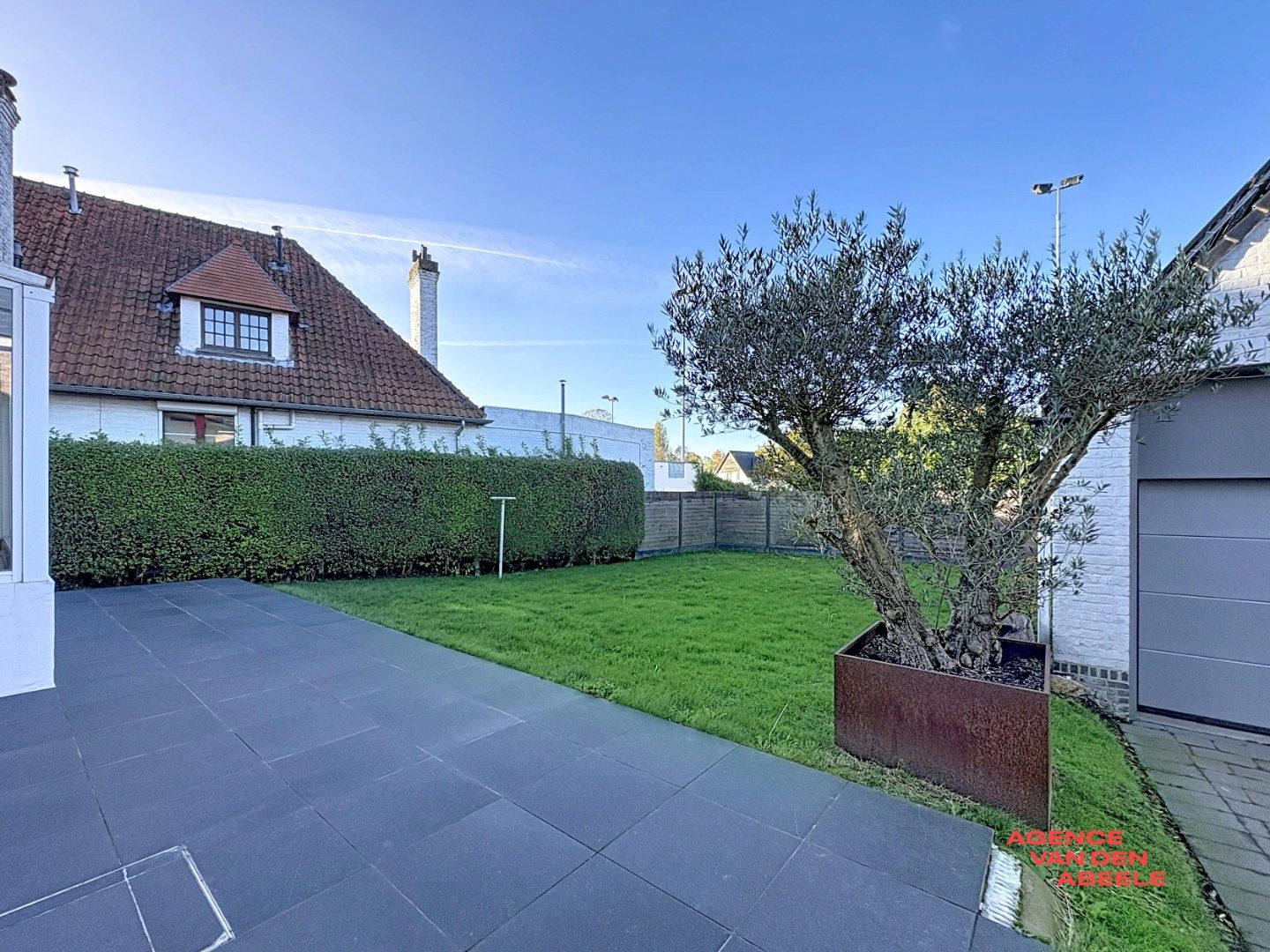 Ruime alleenstaande villa met grote tuin en veranda foto 20