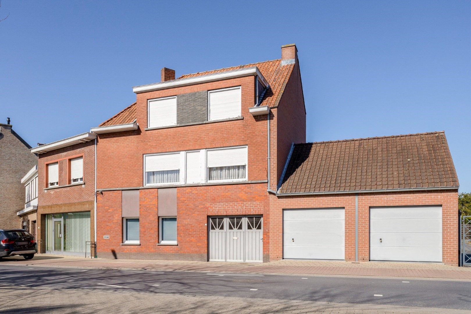 Hoofdfoto van de publicatie: 2 woningen en 2 garages te Wevelgem!