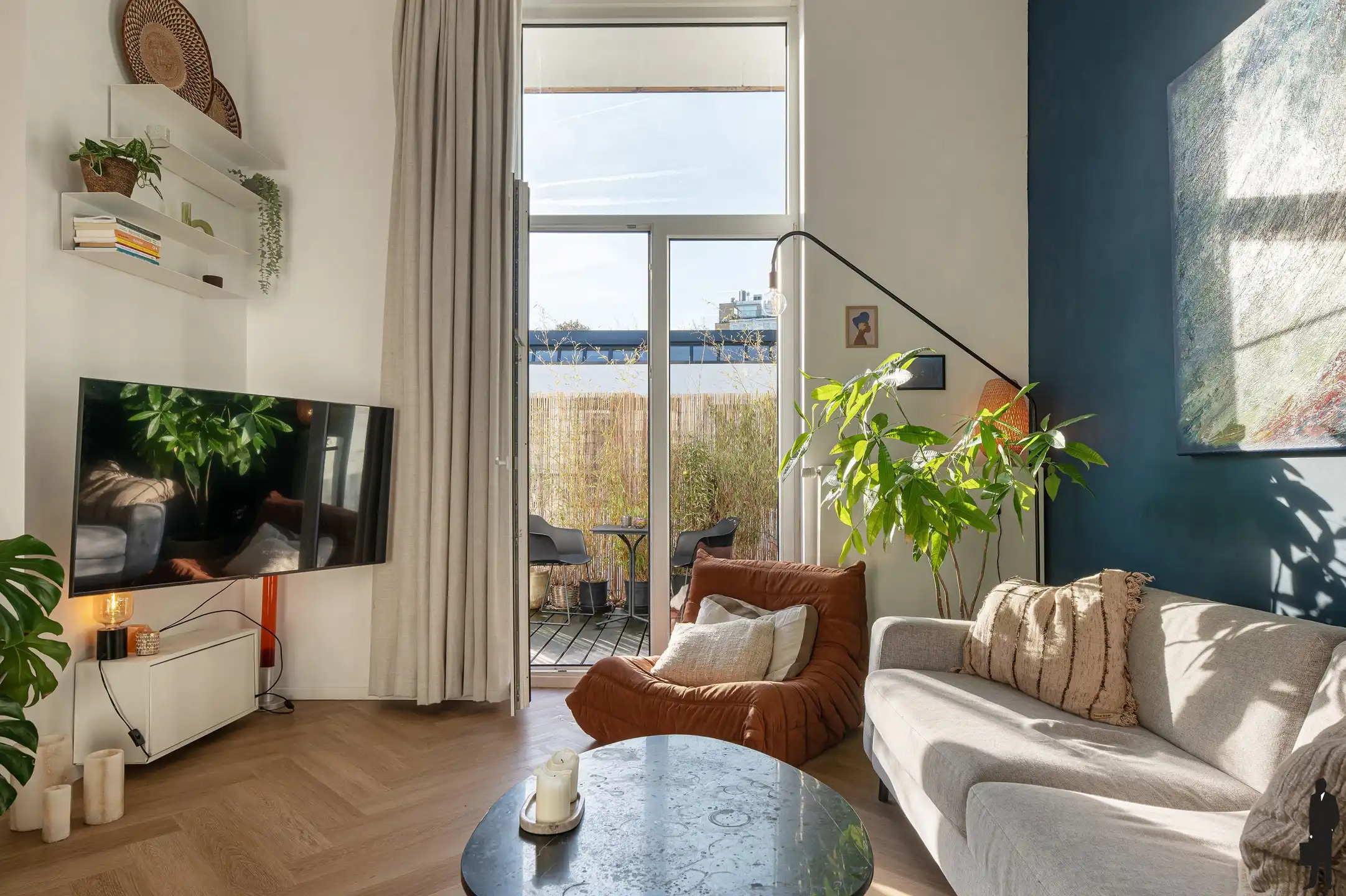 Lichtrijk appartement met hoge plafonds en terras foto 3