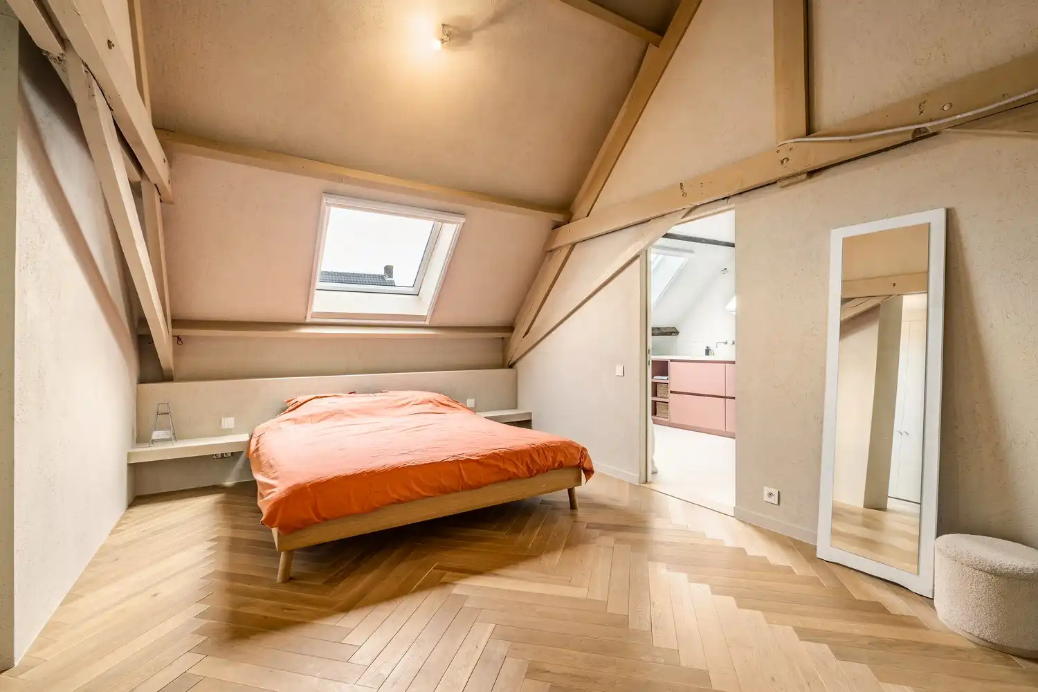 Stijlvol totaal gerenoveerde woning met 4 slaapkamers, 2 badkamers en zonnige tuin foto 13