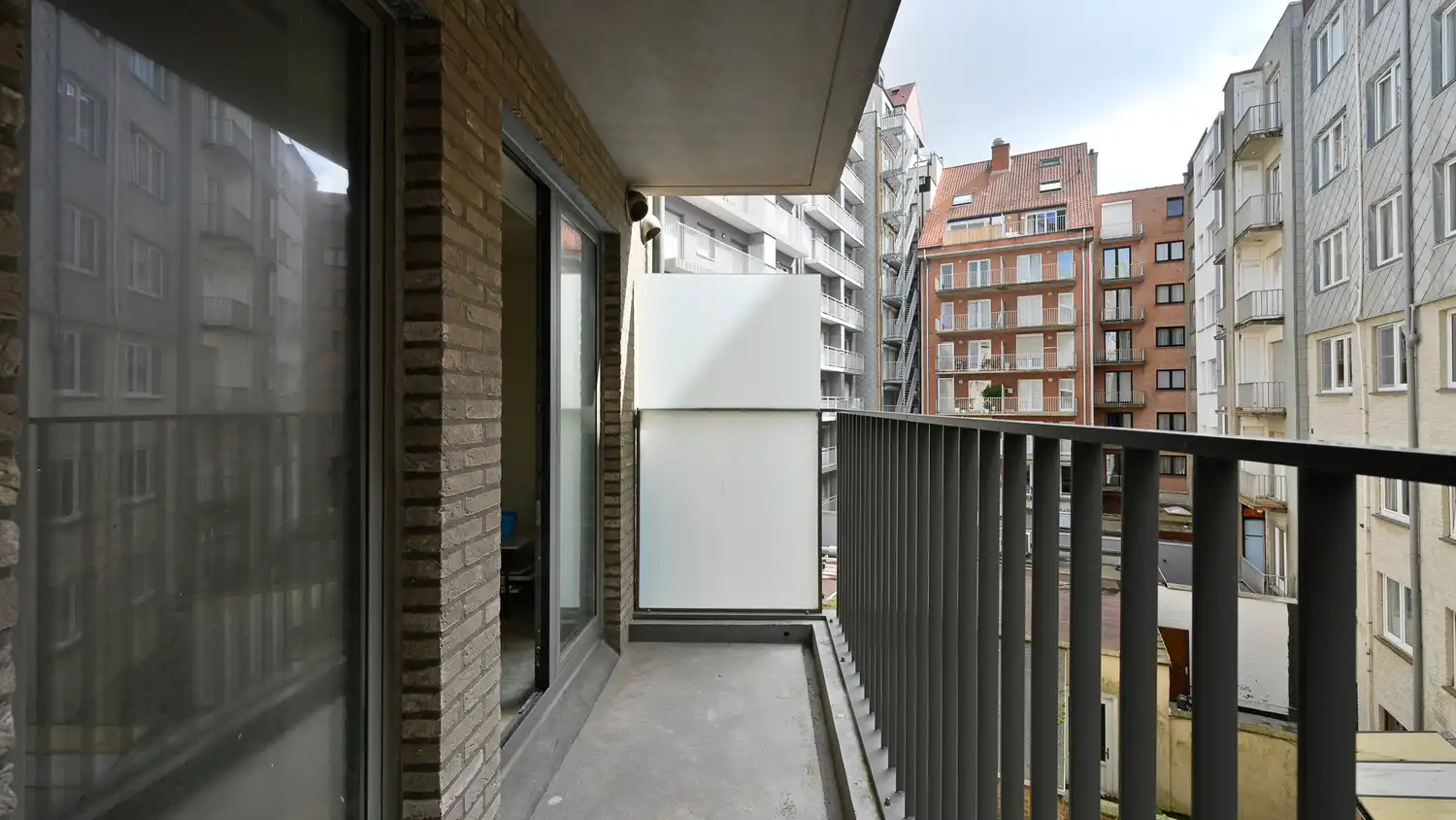 Instapklaar 2-slaapkamerappartement met frontaal zeezicht in een recent gebouw op de zeedijk te Duinbergen. foto 10