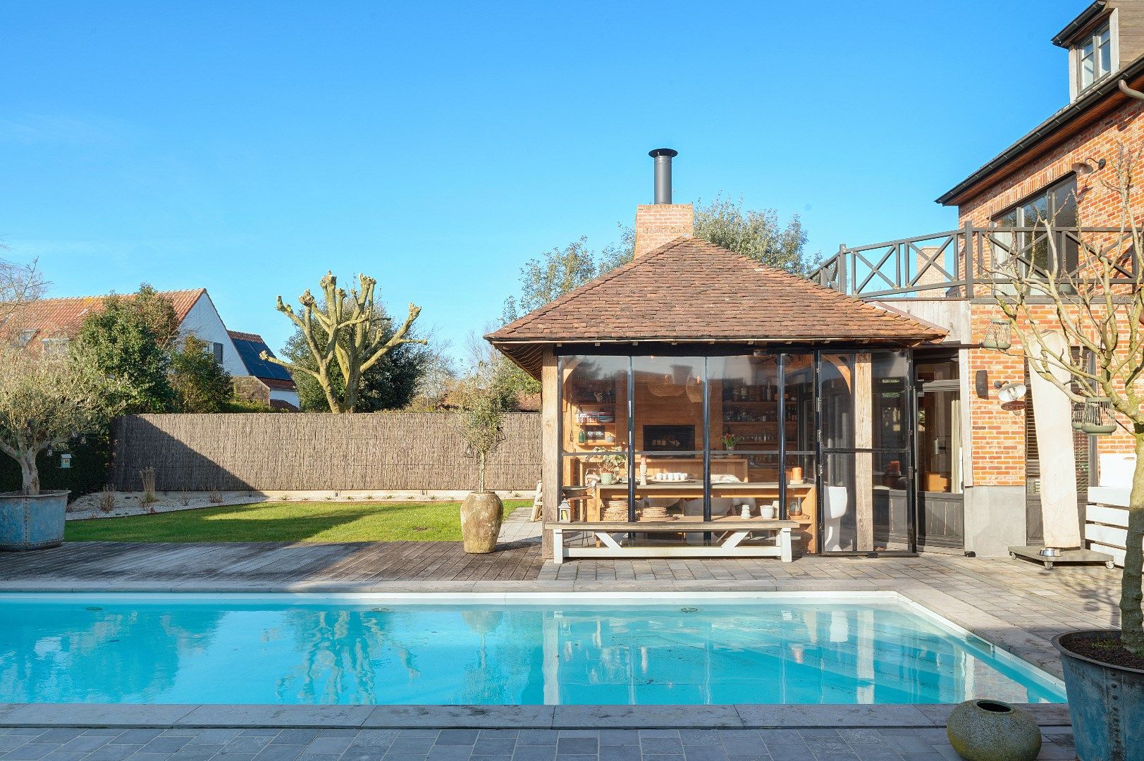Luxueus afgewerkte villa met  buitenzwembad. foto 2