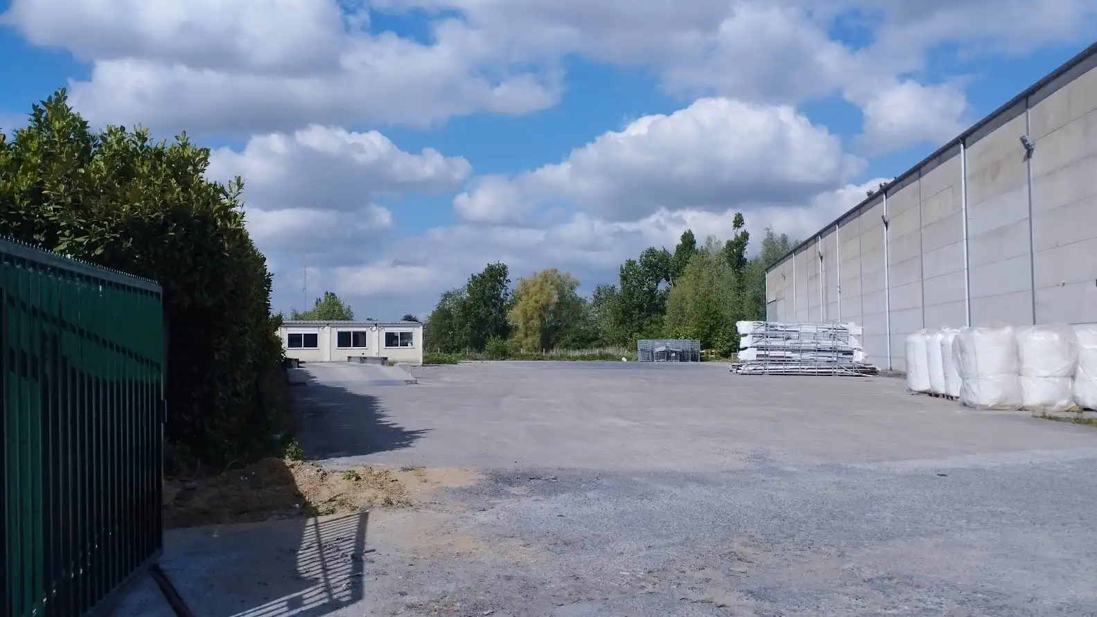 Loods ( 2250m²) met ruime buitenopslag te Sint-Eloois-Vijve foto 3