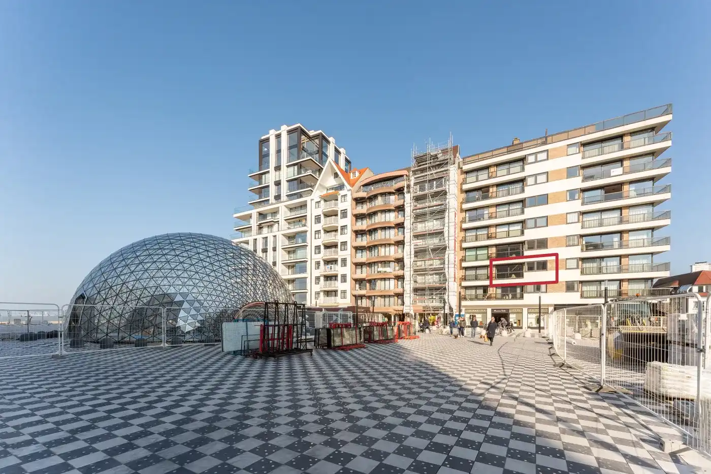 Exclusief afgewerkt en instapklaar 2 slaapkamer appartement met zeezicht en zonneterras op het Albertplein. foto 2