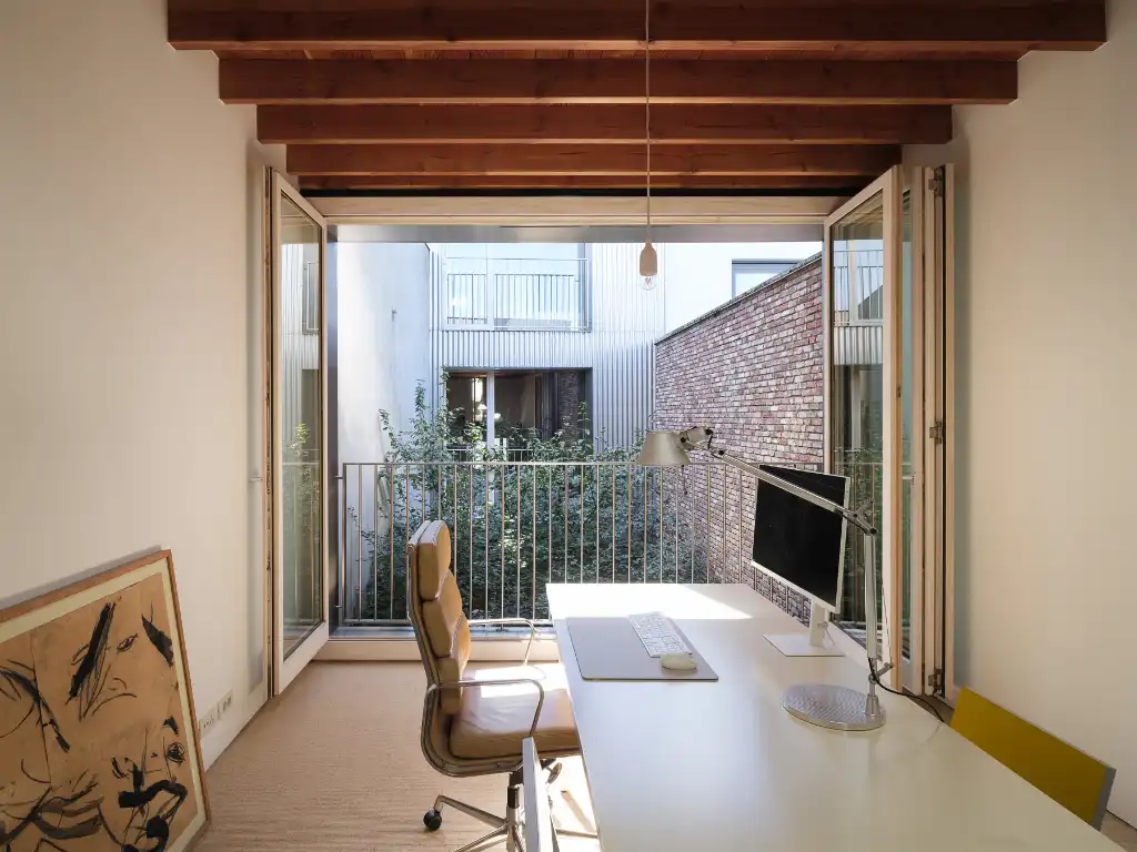 Architectuur, centrum Gent – Genereuze split-level woning met bijzondere ruimtelijkheden, dakterras, en achterliggende polyvalente praktijkruimte. foto 22
