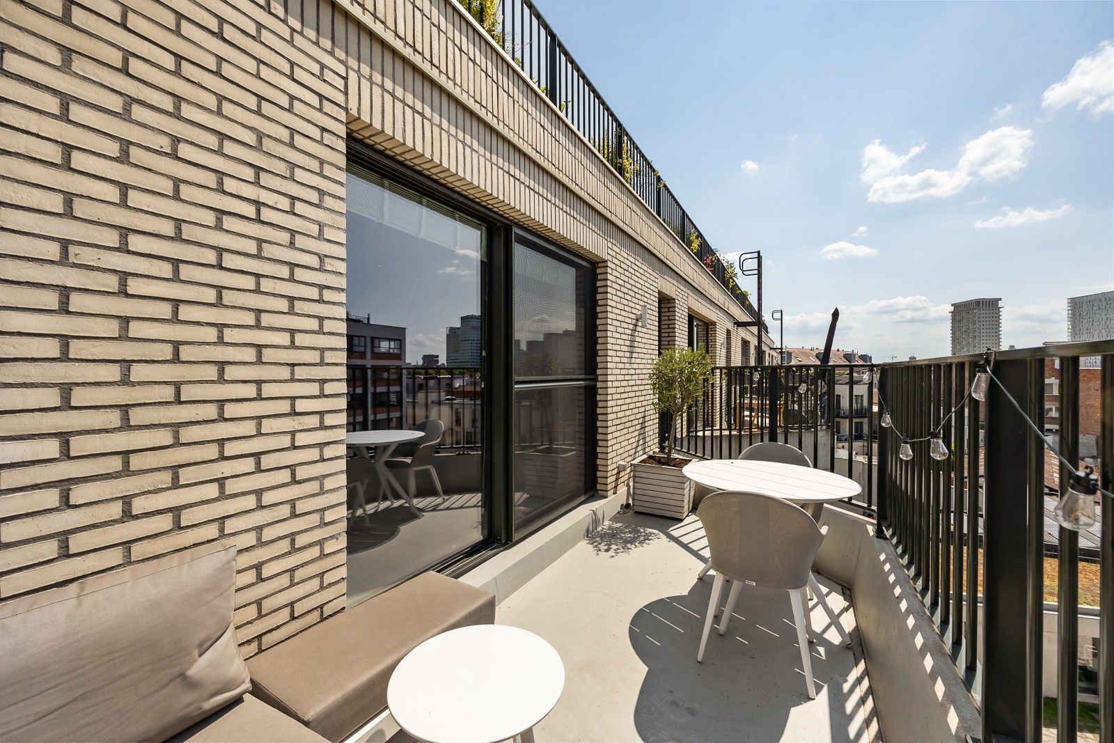 Compleet appartement met 2 slaapkamers, terras, kelder en parking. foto 12