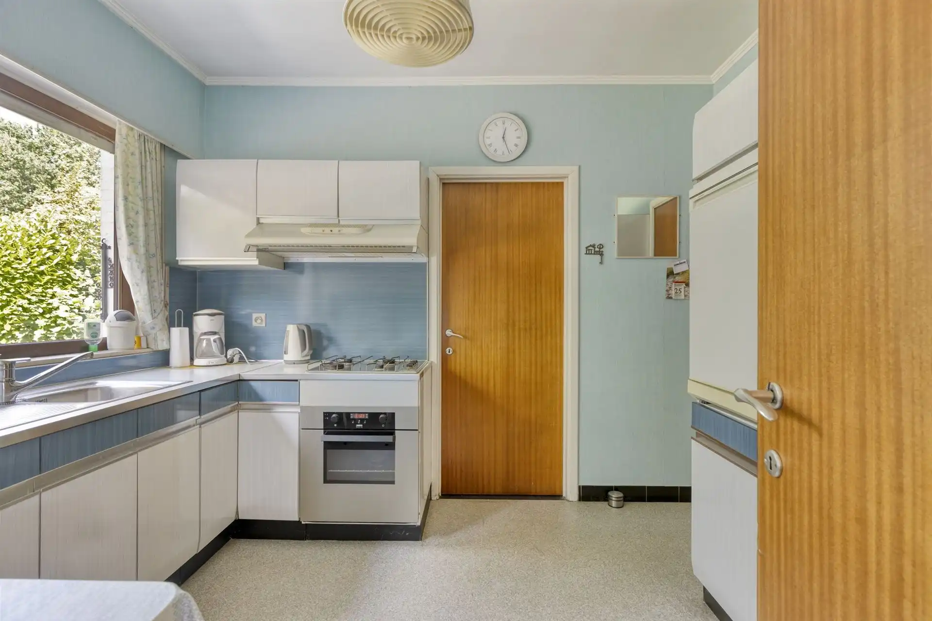 Te renoveren woning met 4 slaapkamers, 2 garages en tuin.  foto 8