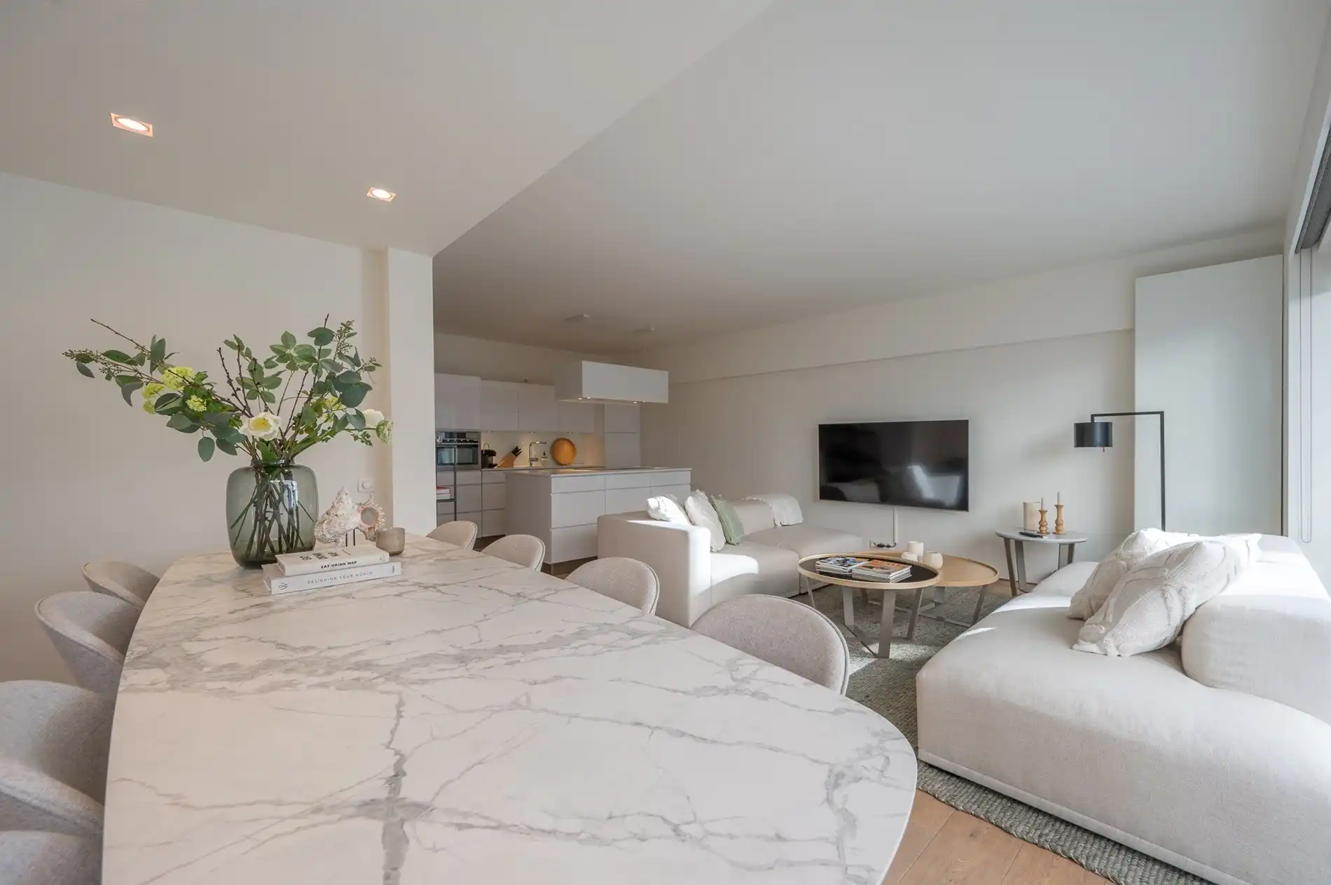 Stijlvol appartement met een gevelbreedte van circa 6 meter genietend van zijdelings zeezicht gelegen aan de Kustlaan.  foto {{pictureIndex}}