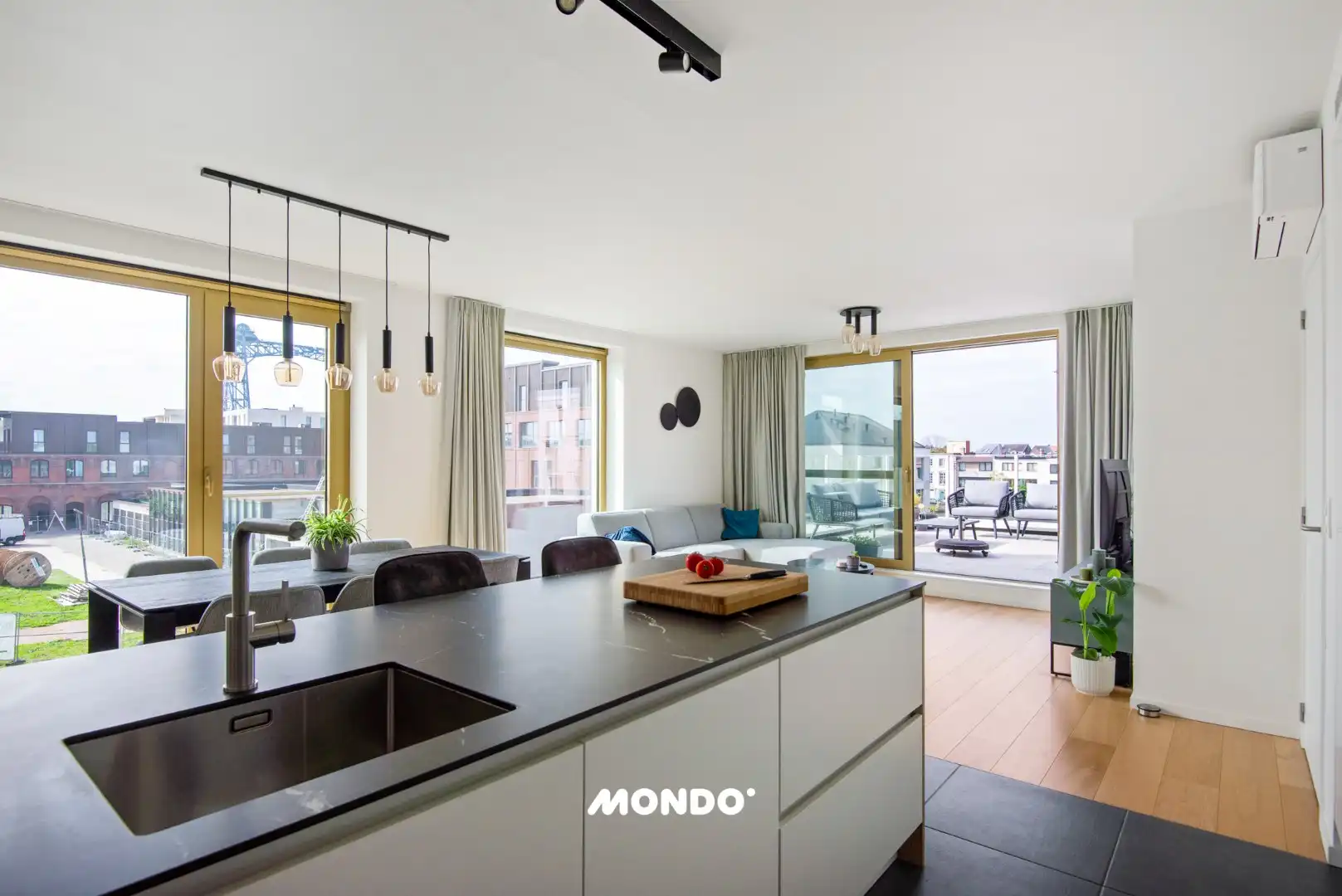 Lichtrijk 2 slaapkamerappartement met ruim terras en open zicht op de vaart foto 8