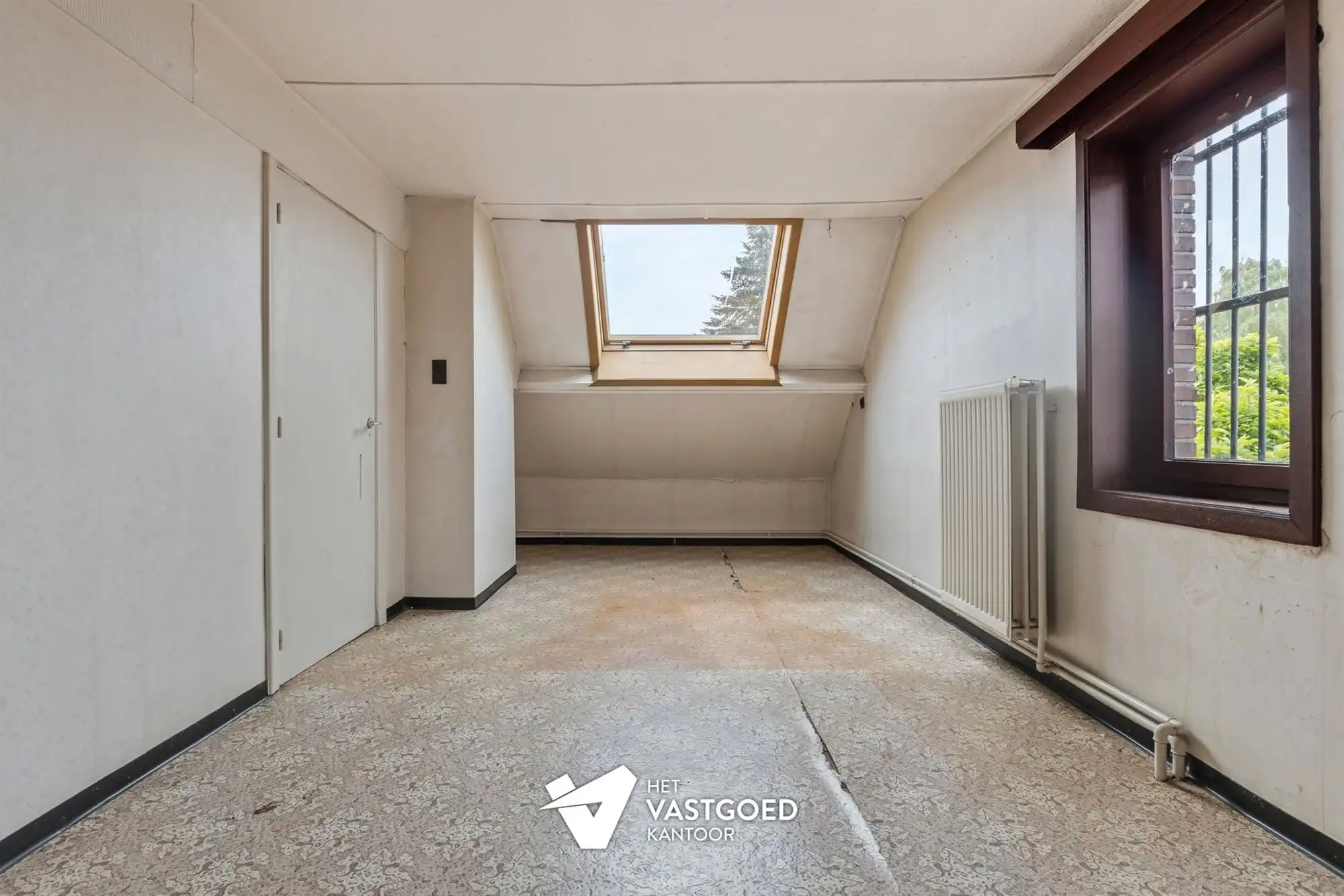 ZEER RUIME, DEELS GERENOVEERDE WONING MET RUIME, ZUIDGERICHTE TUIN foto 23