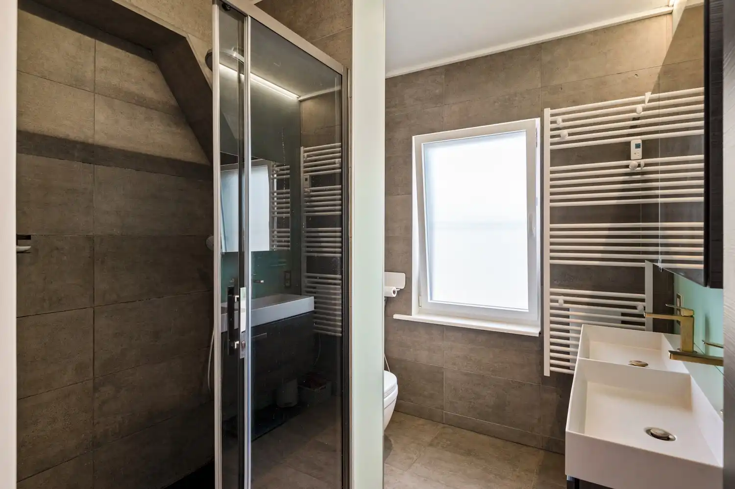 Instapklare woning met magazijn, 4 slaapkamers en 2 badkamers te Ranst! foto 26