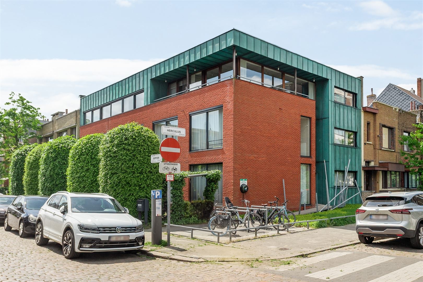Kantoorgebouw te koop in Berchem foto {{pictureIndex}}