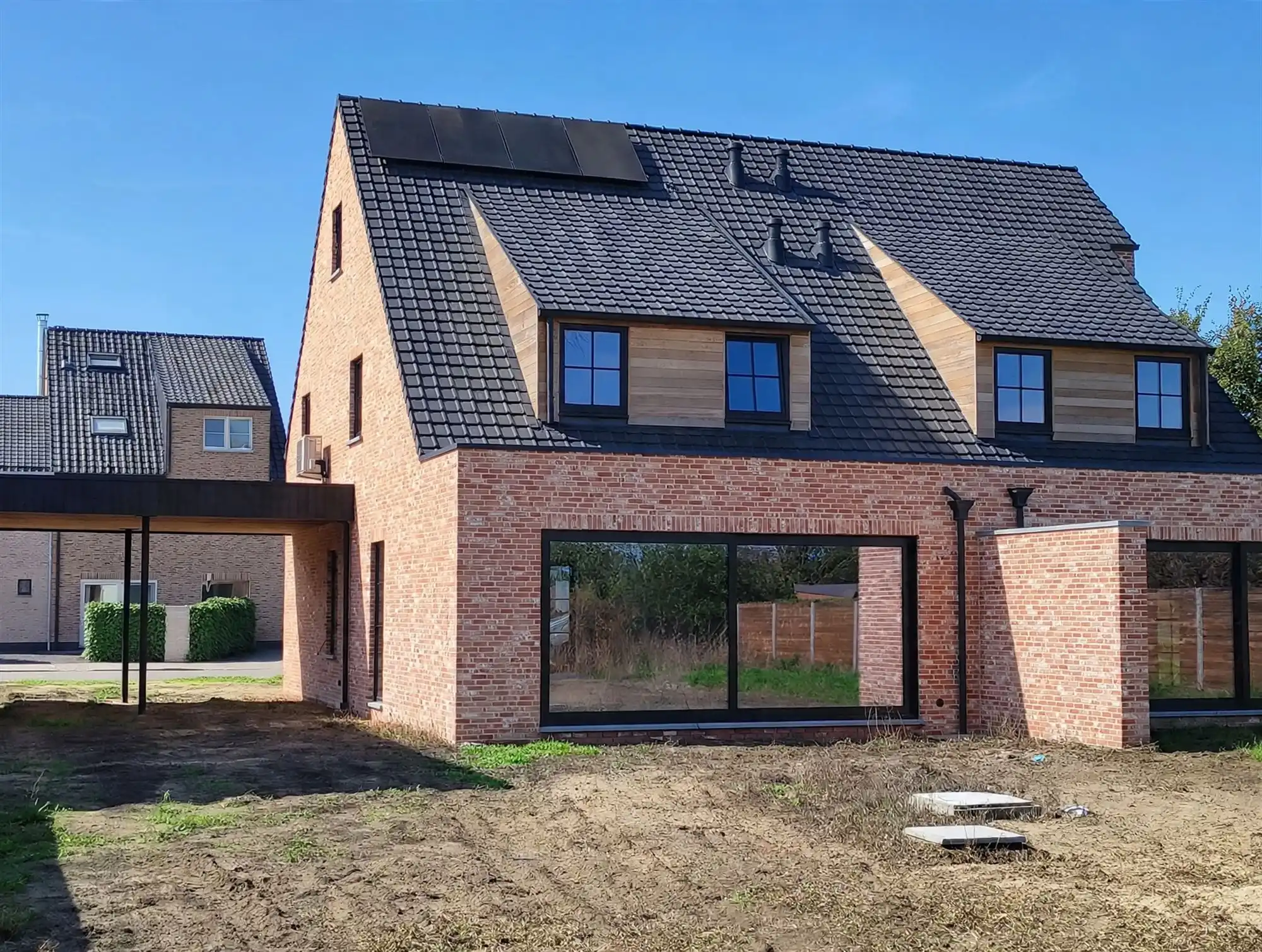 Gloednieuw wooncomfort in deze woning met 3 slaapkamers, terras, tuin en carport. foto 22