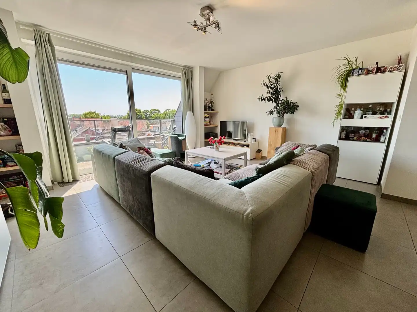 Ruim duplexappartement met dubbele garage te Kachtem. foto 4