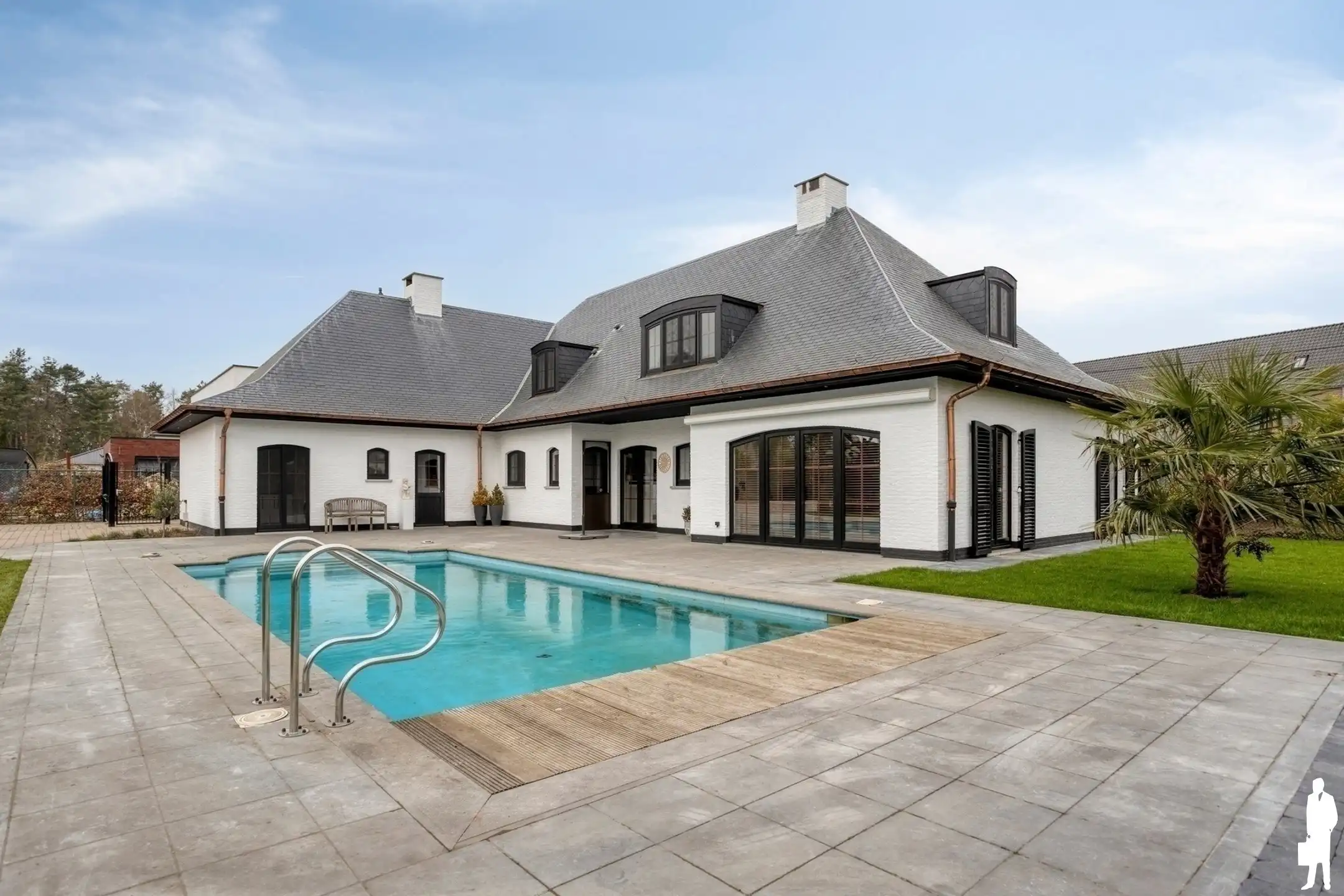 Uitzonderlijk ruime charmante villa op 2451m² foto {{pictureIndex}}