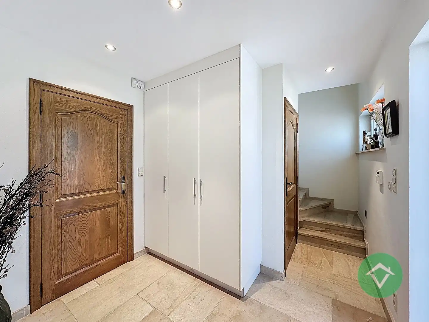 Ruime gezinswoning met dubbele garage in Koekelare foto 4