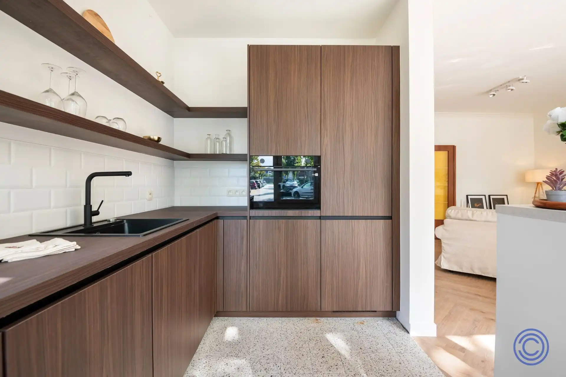 Volledig gerenoveerd 2-slpk appartement met gezellige tuin! foto 13