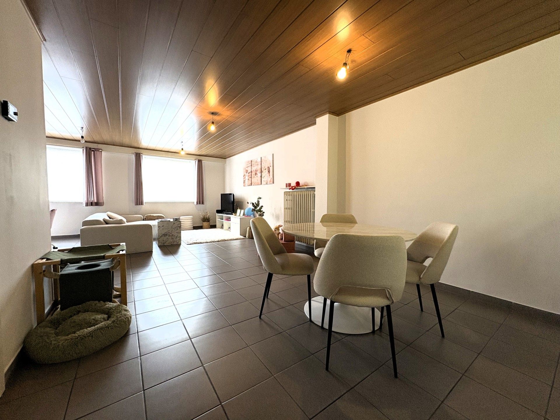 Ruim appartement met 4 slaapkamers en overdekte autostaanplaats foto 2