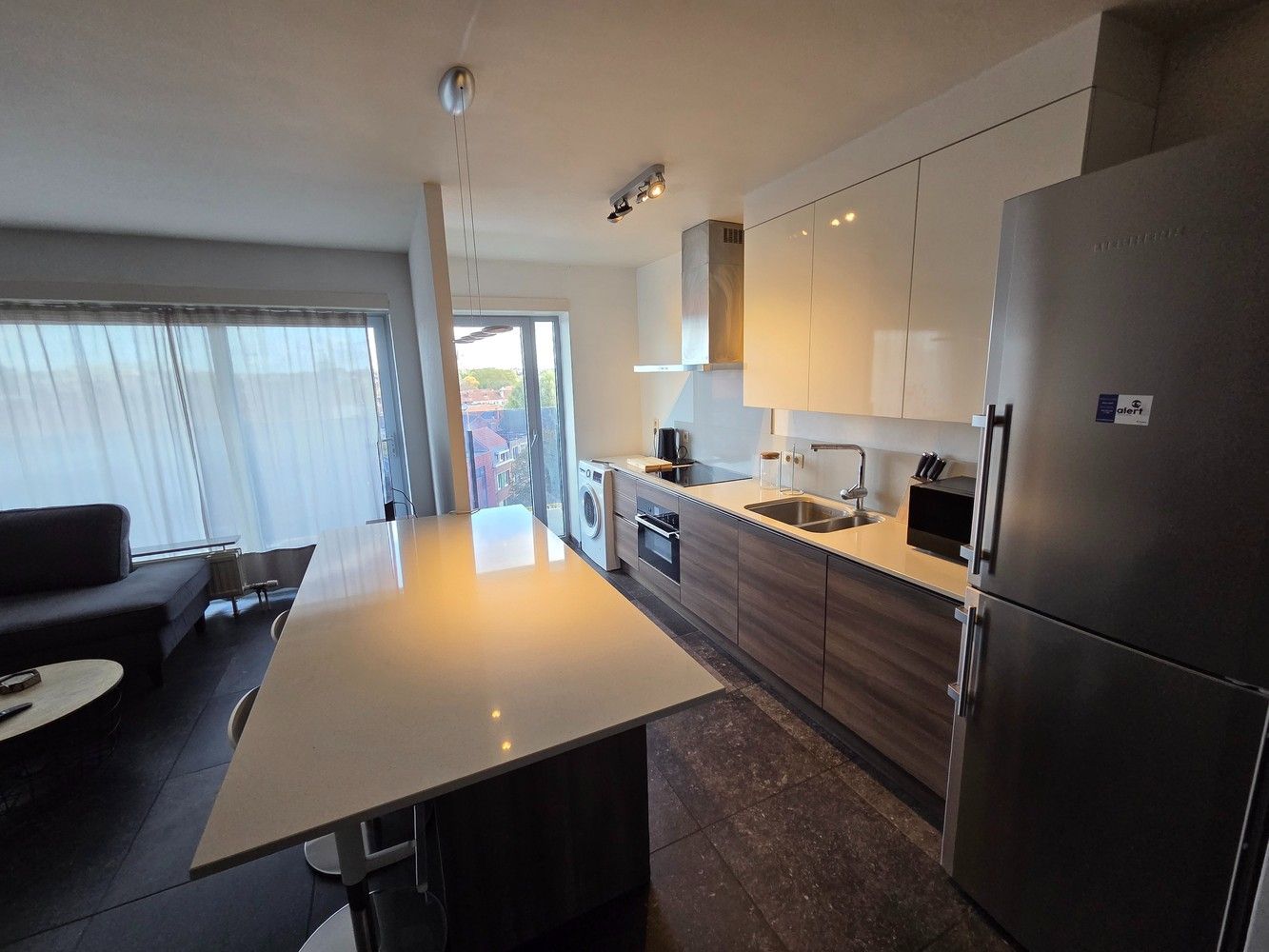 Volledig gerenoveerd tweeslaapkamer appartement inclusief garagebox en terras op toplocatie! foto 4