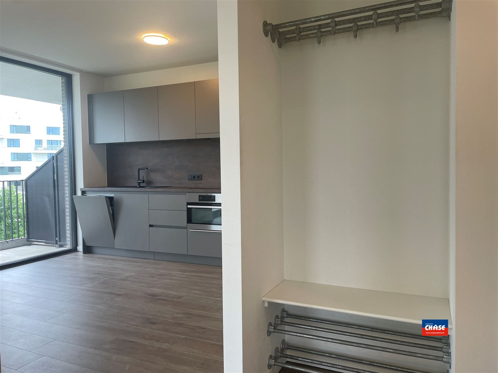Knap nieuwbouwappartement met 2 slaapkamers, groot terras met prachtig uitzicht en ondergrondse autostaanplaats foto 12