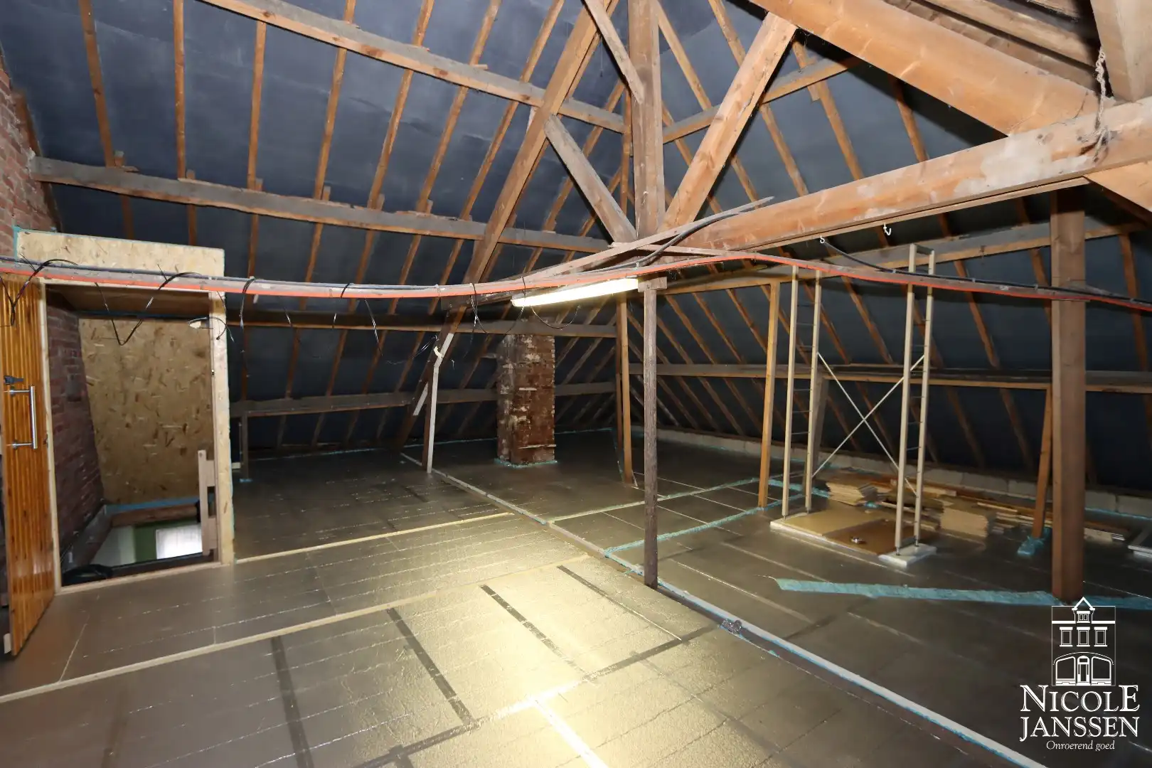 Toffe instapklare en ruim ingedeelde woning met leuk tuintje en carport foto 26