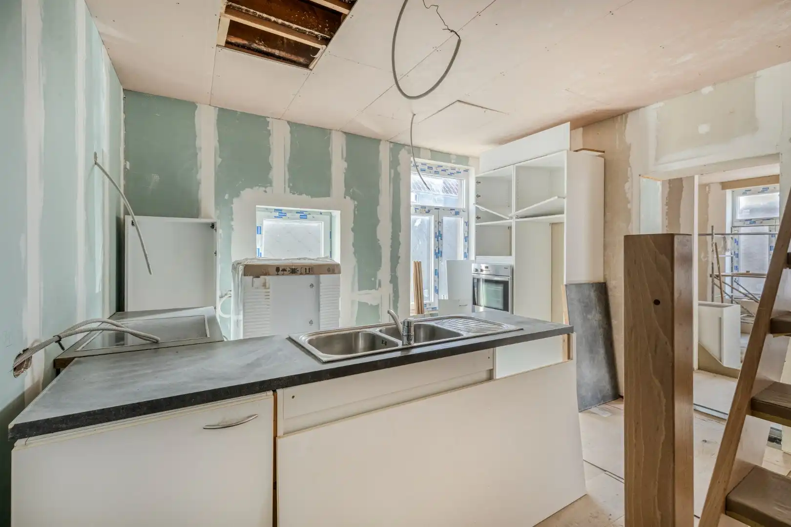 Commercieel pand met verder af te werken appartement en garage op topligging! foto 16