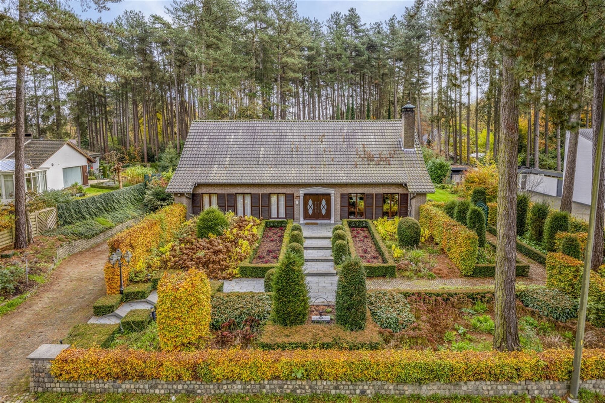 Gerenoveerde energiegunstige grootse villa in een groene residentiële villawijk  foto {{pictureIndex}}