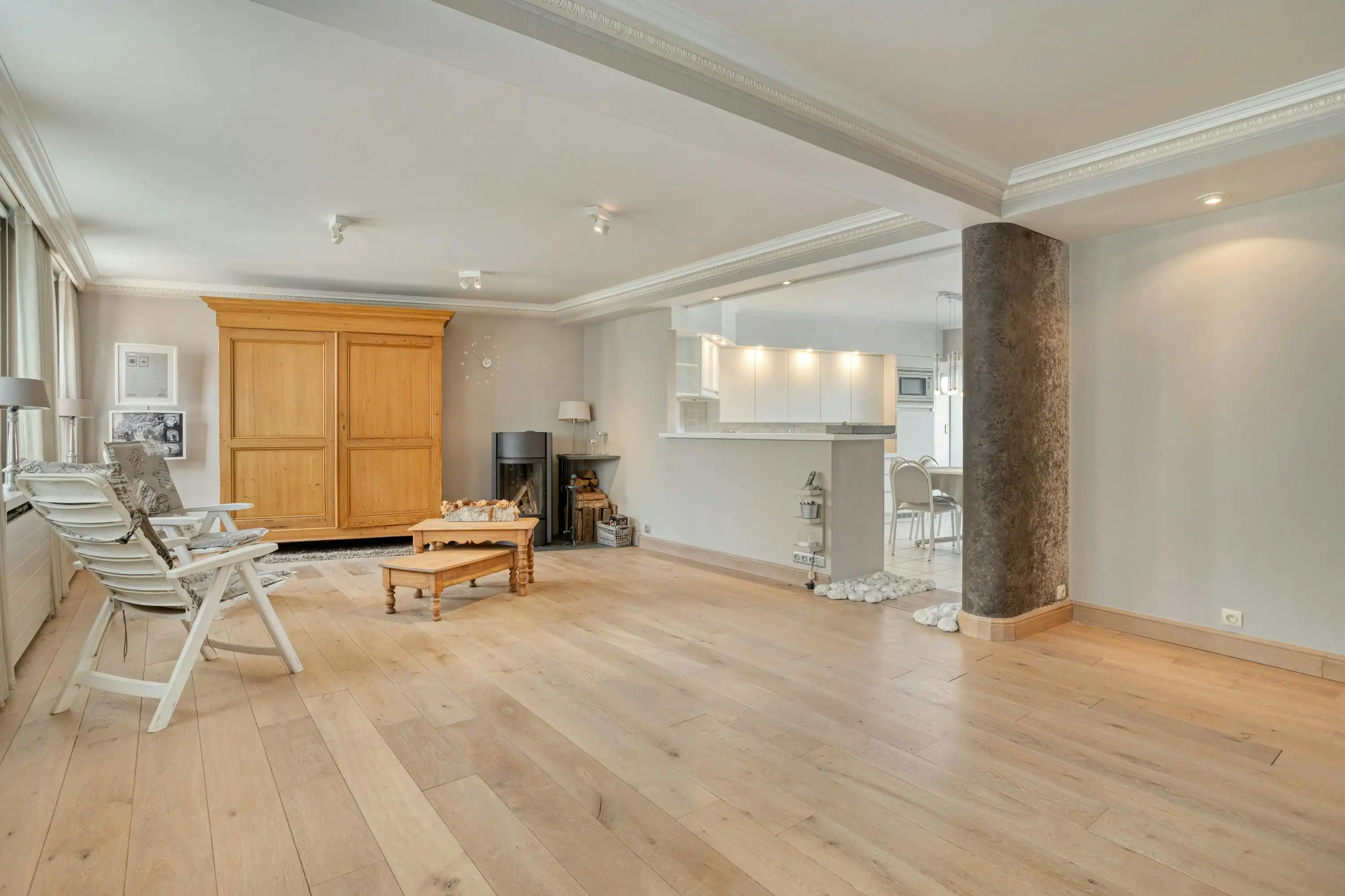 Ruim karaktervol huis van ca. 262 m² te Izegem. foto 3
