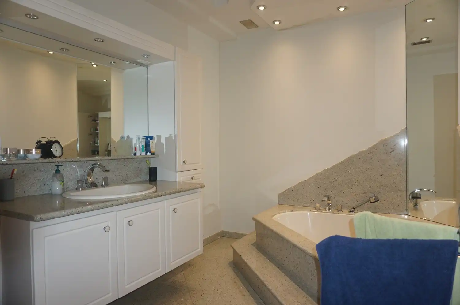 Ruim duplex appartement van 144 m² met terras en ondergrondse autostaanplaats in Tessenderlo foto 10