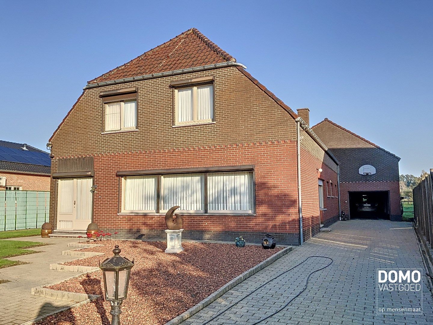 RUIME WONING MET 6 SLAAPKAMERS, 2 BADKAMERS EN RUIME TUIN TE KERMT foto 1