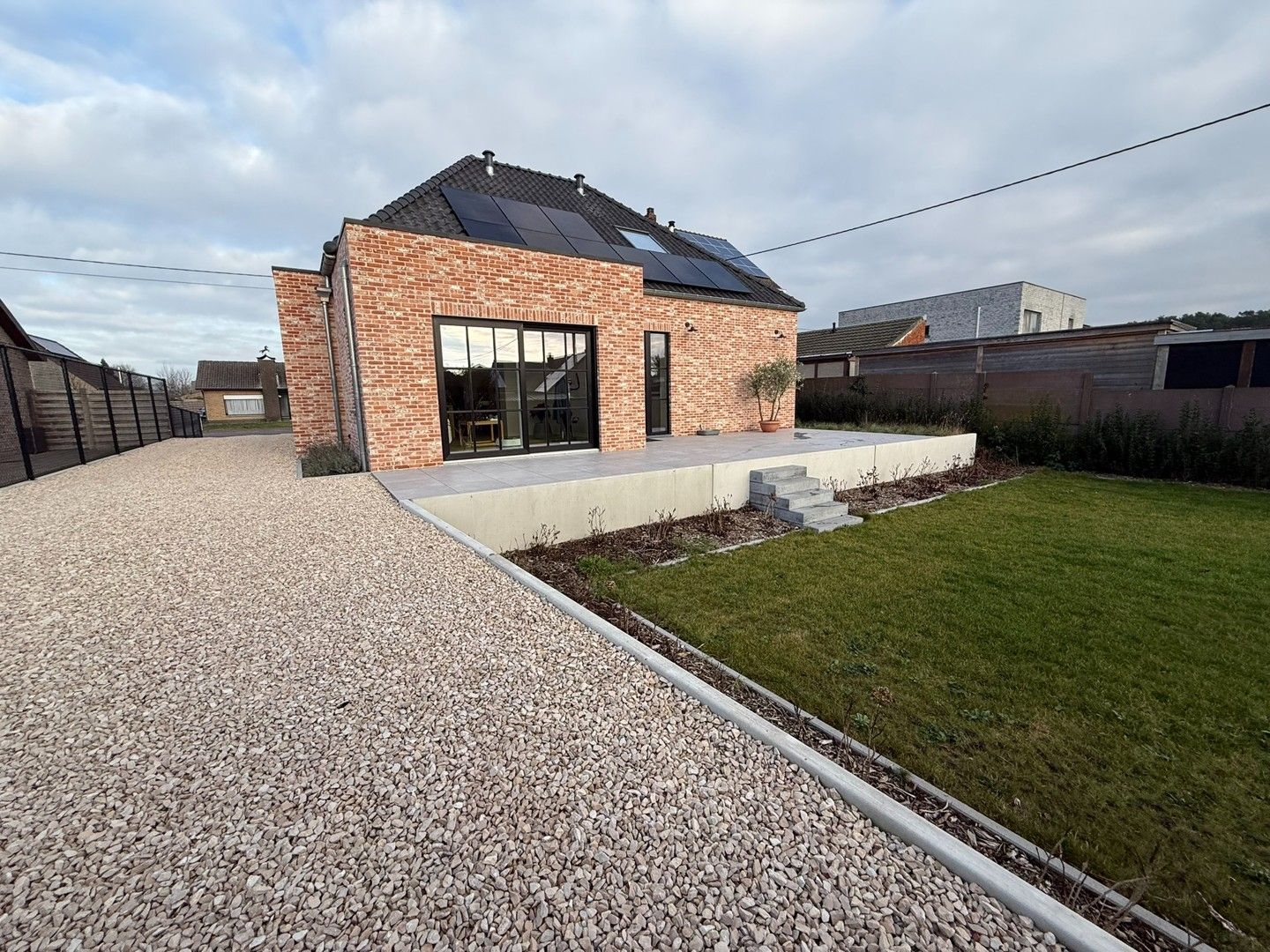 Prachtig instapklare woning met 3 slaapkamers en grote tuin te Leopoldsburg. foto 2