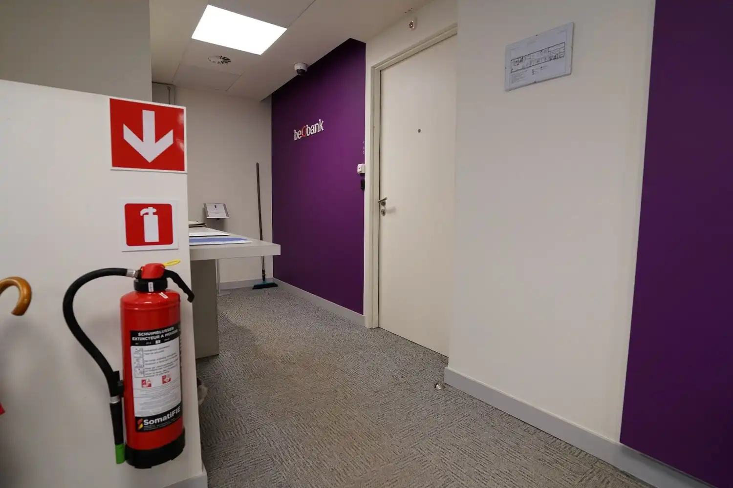 Commercieel gelijkvloers met uitstekende visibiliteit en ruime parking in het centrum van Brasschaat foto 11
