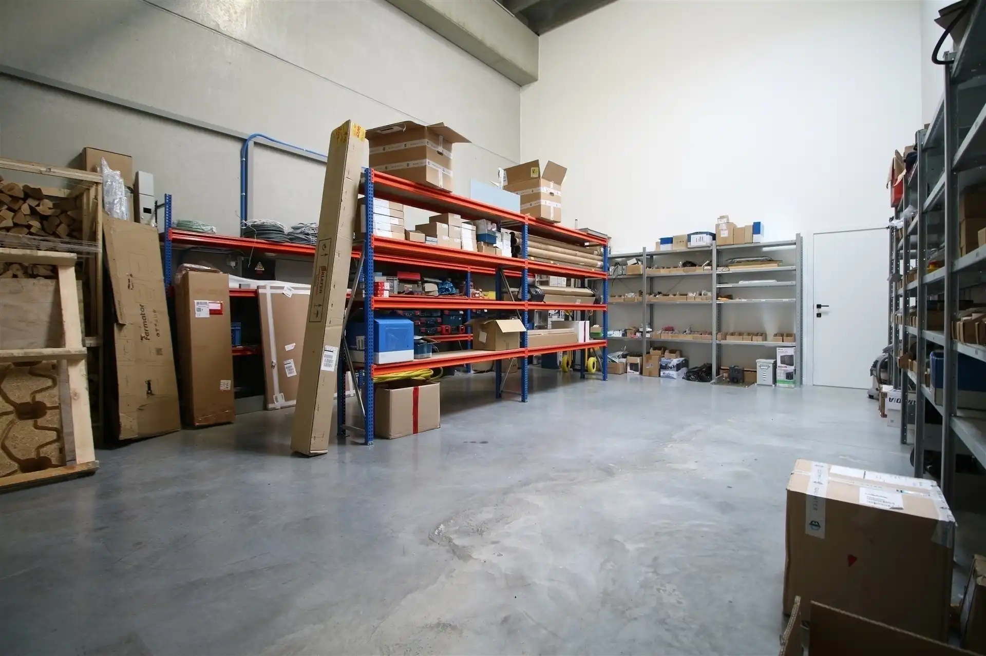 Ingerichte KMO-unit met burelen en magazijnen foto 19