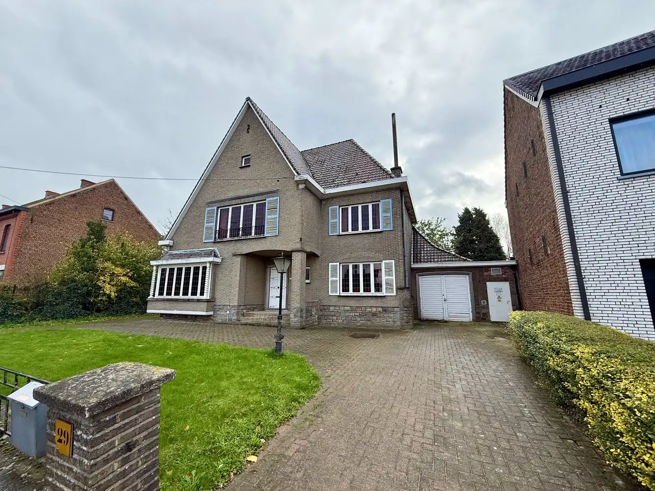 Hoofdfoto van de publicatie: 🏡 Te koop: te renoveren ruime villa – unieke opportuniteit in Elst!