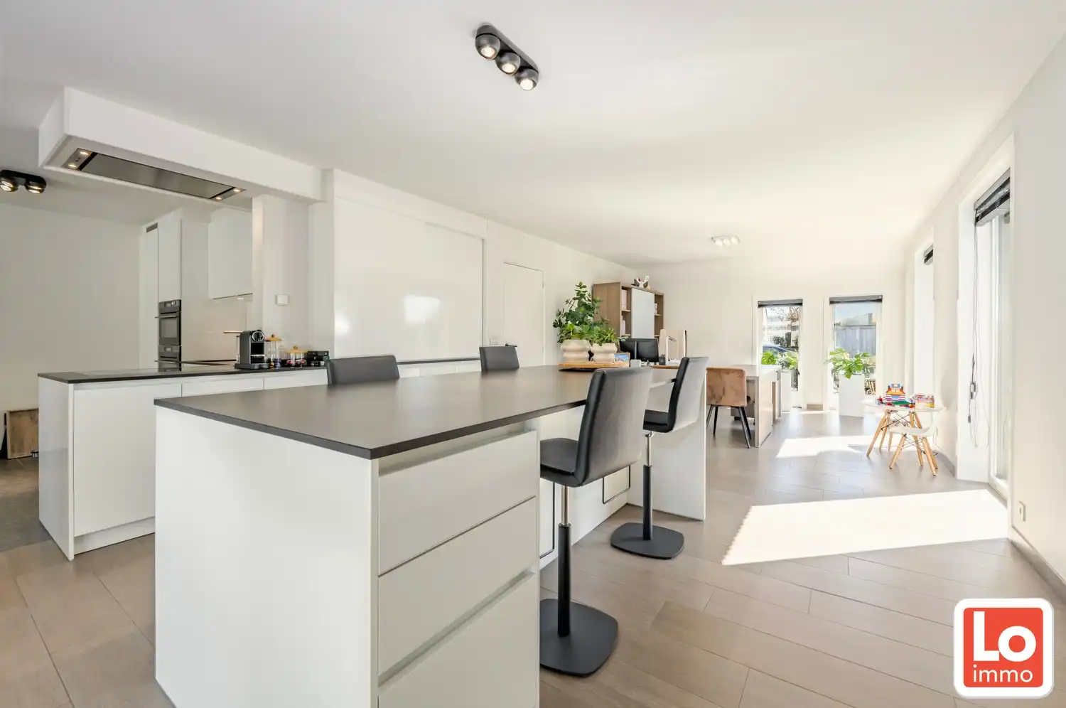 Prachtige instapklare villa met 4 slpks en zwembad op een rustige ligging foto 3