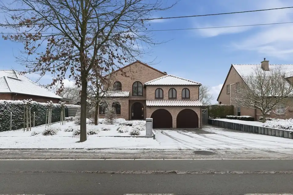 EXCLUSIEVE GEZINSWONING MET RUIME TUIN, 252M² WOONCOMFORT EN TOPLIGGING IN SINT-TRUIDEN foto {{pictureIndex}}