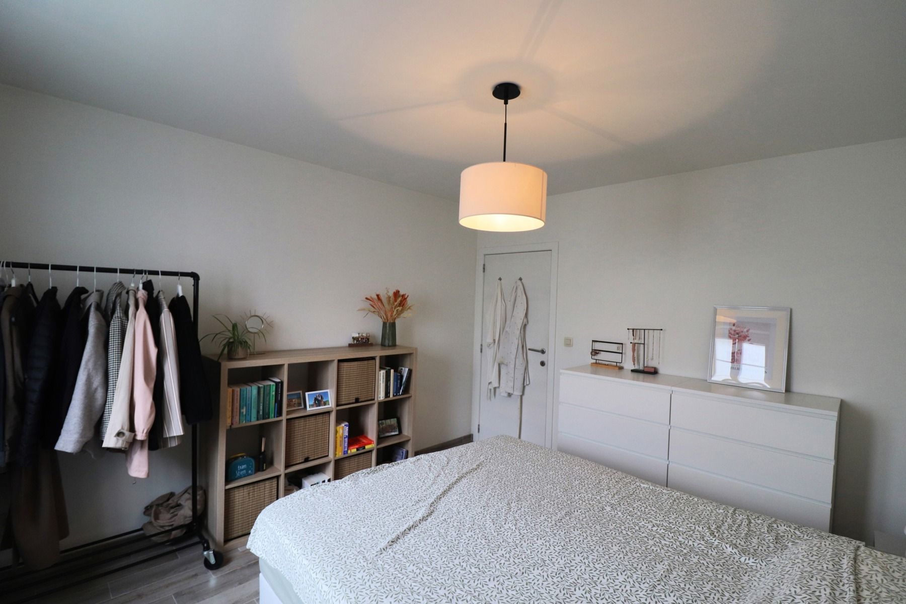 Een appartement op de eerste verdieping rechts met 2 slaapkamers, lift, terras en carport foto 8
