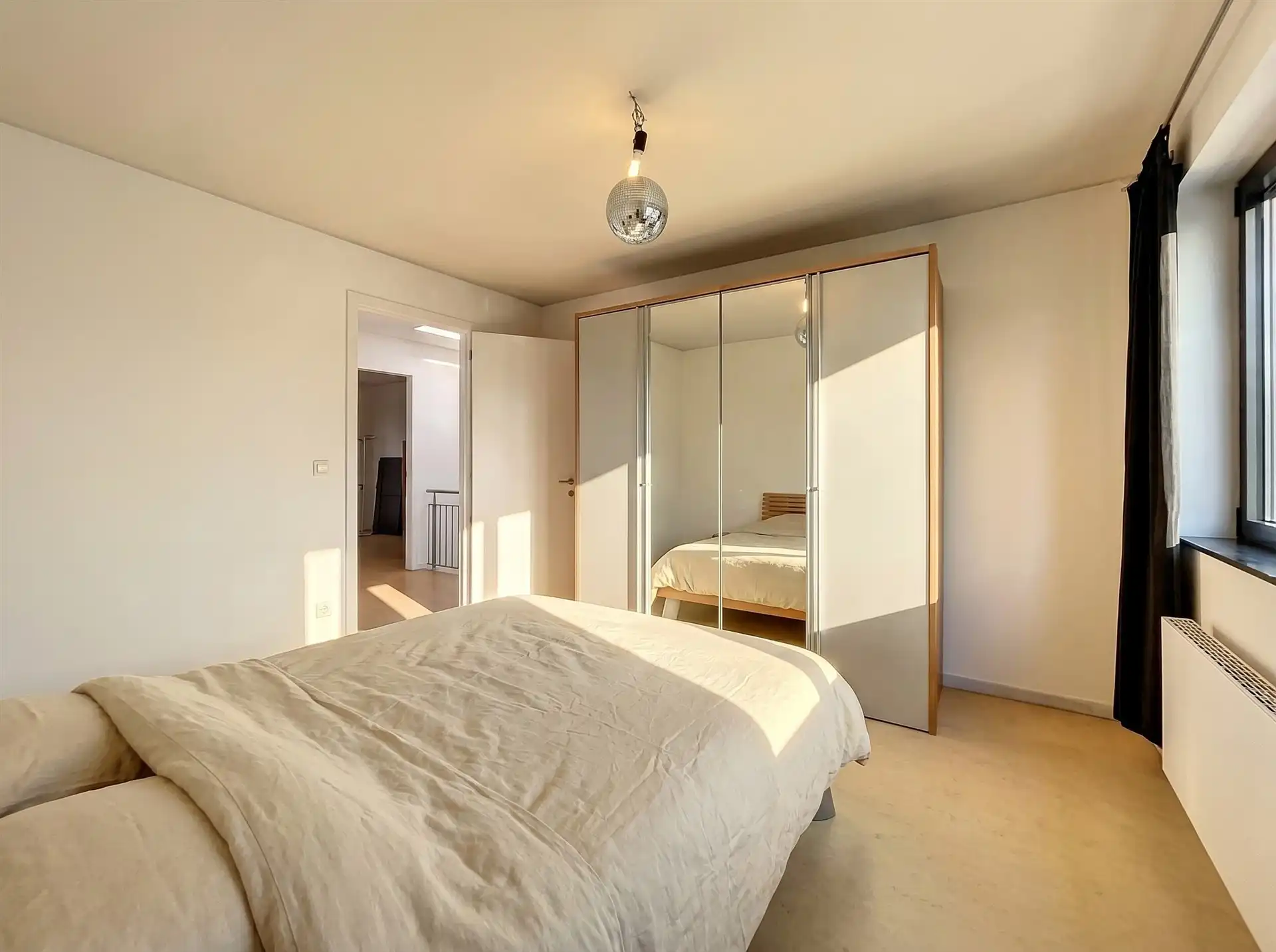Recente energiezuinige gezinswoning met 3 slaapkamers, tuin en carport . foto 10