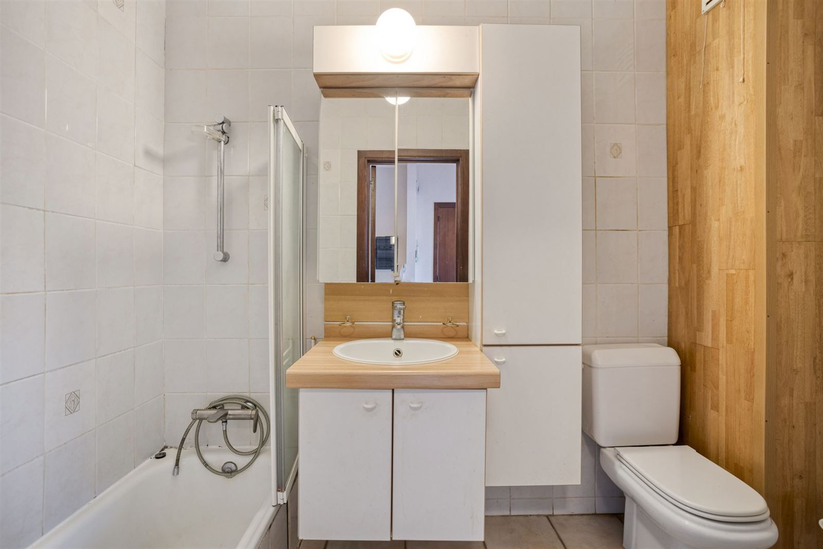 Super gelegen gelijkvloers appartement met voortuintje en garage foto 11