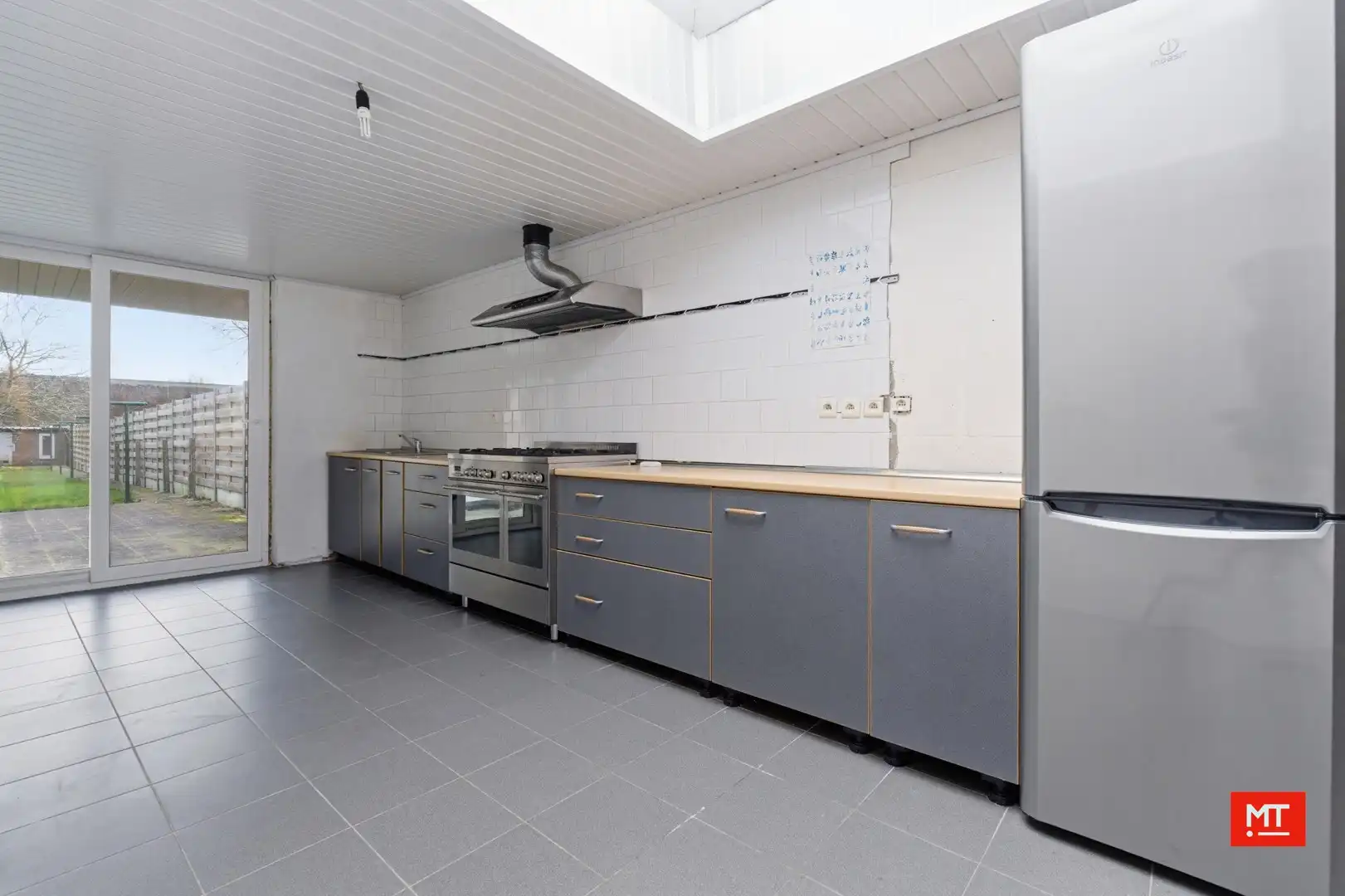 Ruime, instapklare woning met 4 slaapkamers en zonnige tuin in Wevelgem foto 5