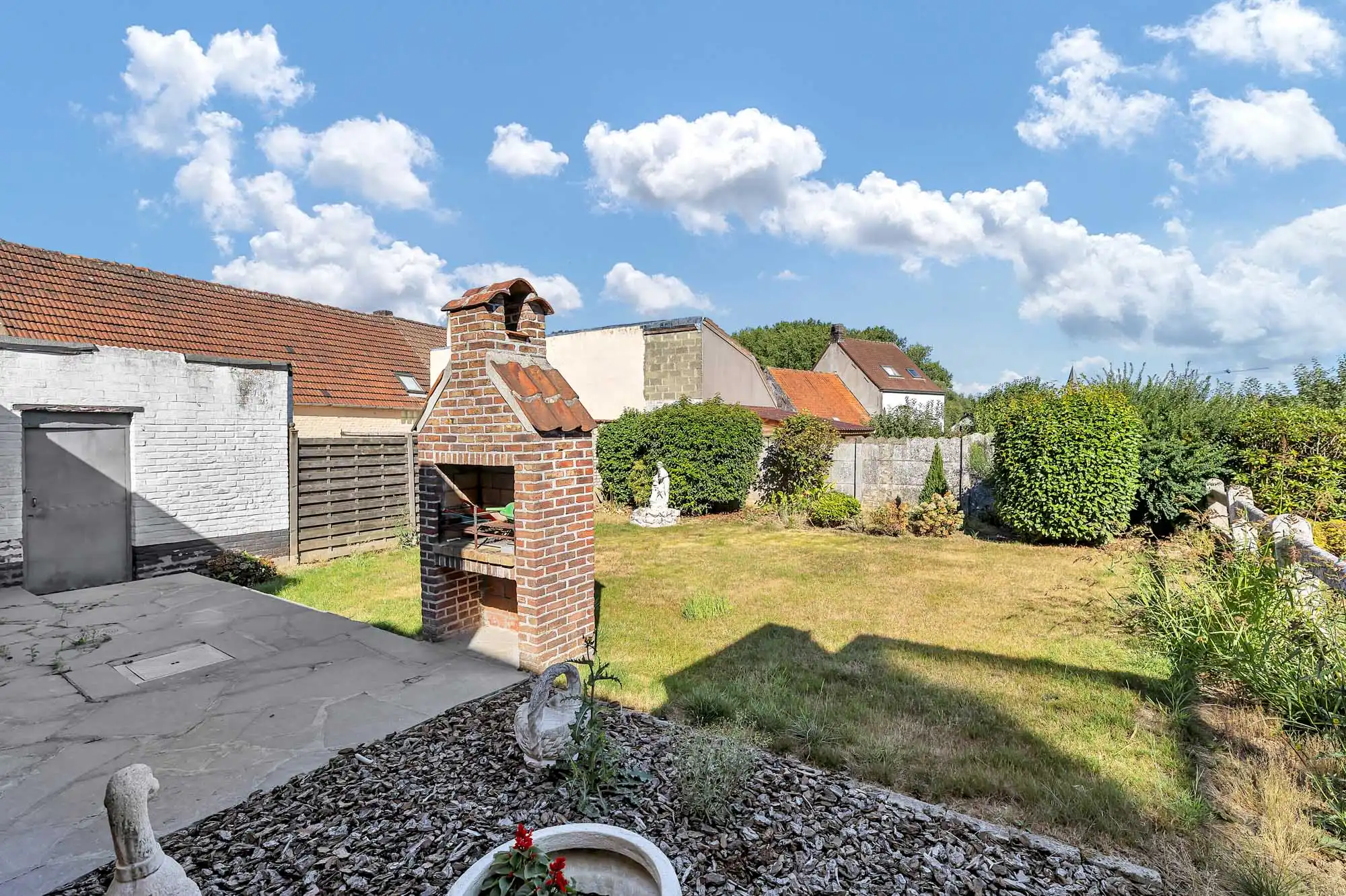 Rustig gelegen, goed onderhouden woning met twee garage's foto 25