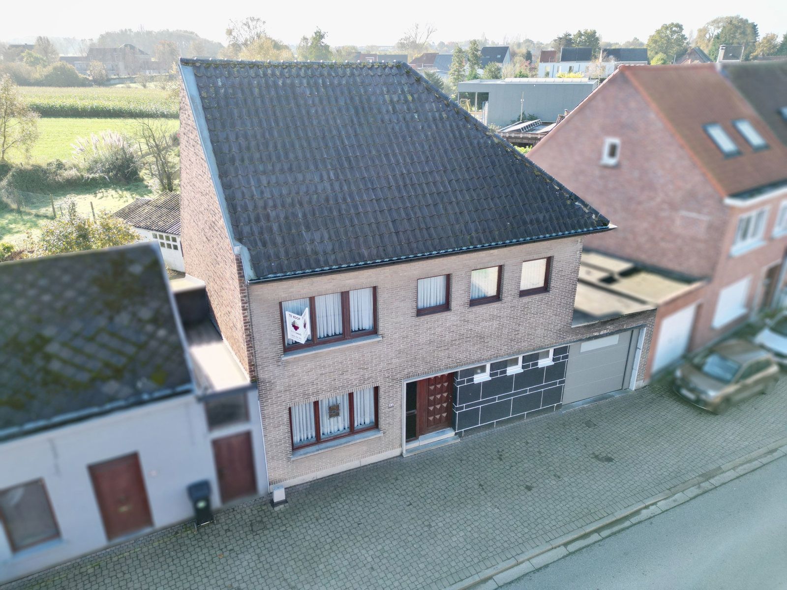 Ruime én Charmante rijwoning met 4 SLPK, tuin en garage! foto 1