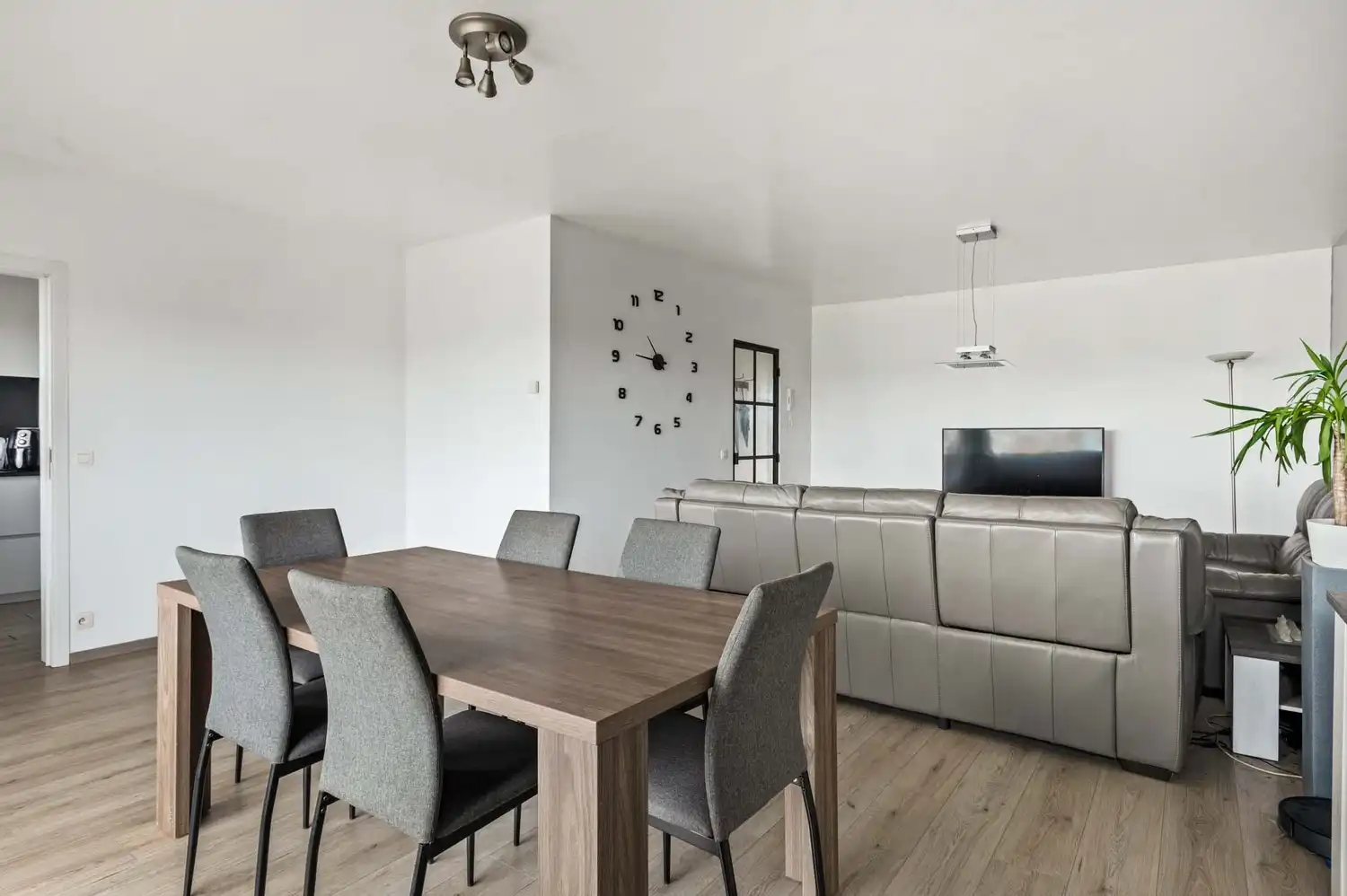 Instapklaar appartement met 2 slaapkamers, terras en autostaanplaats op centrale ligging in Merksem! foto 6