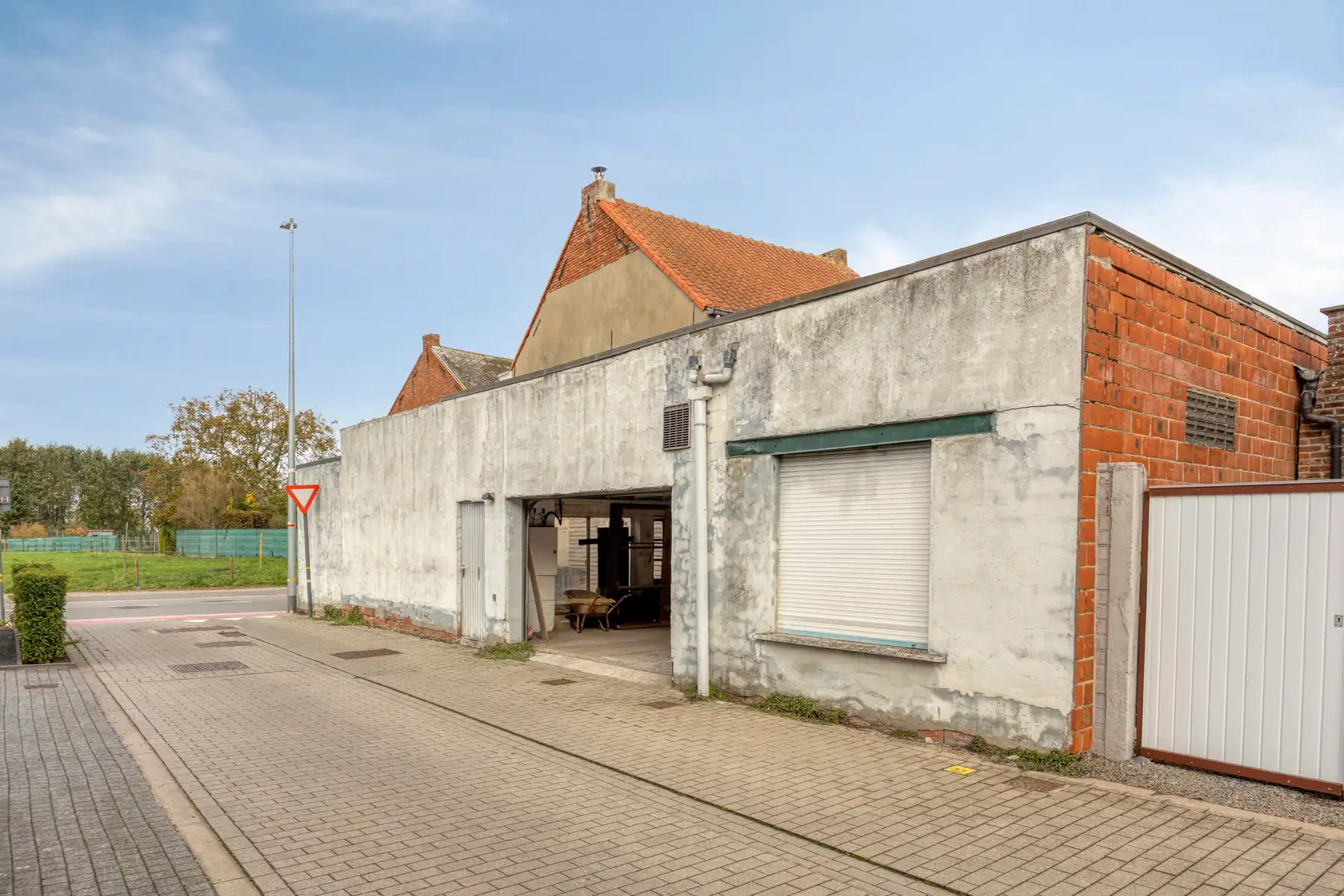 Ruime woning met 4 slaapkamers en loods  foto 24