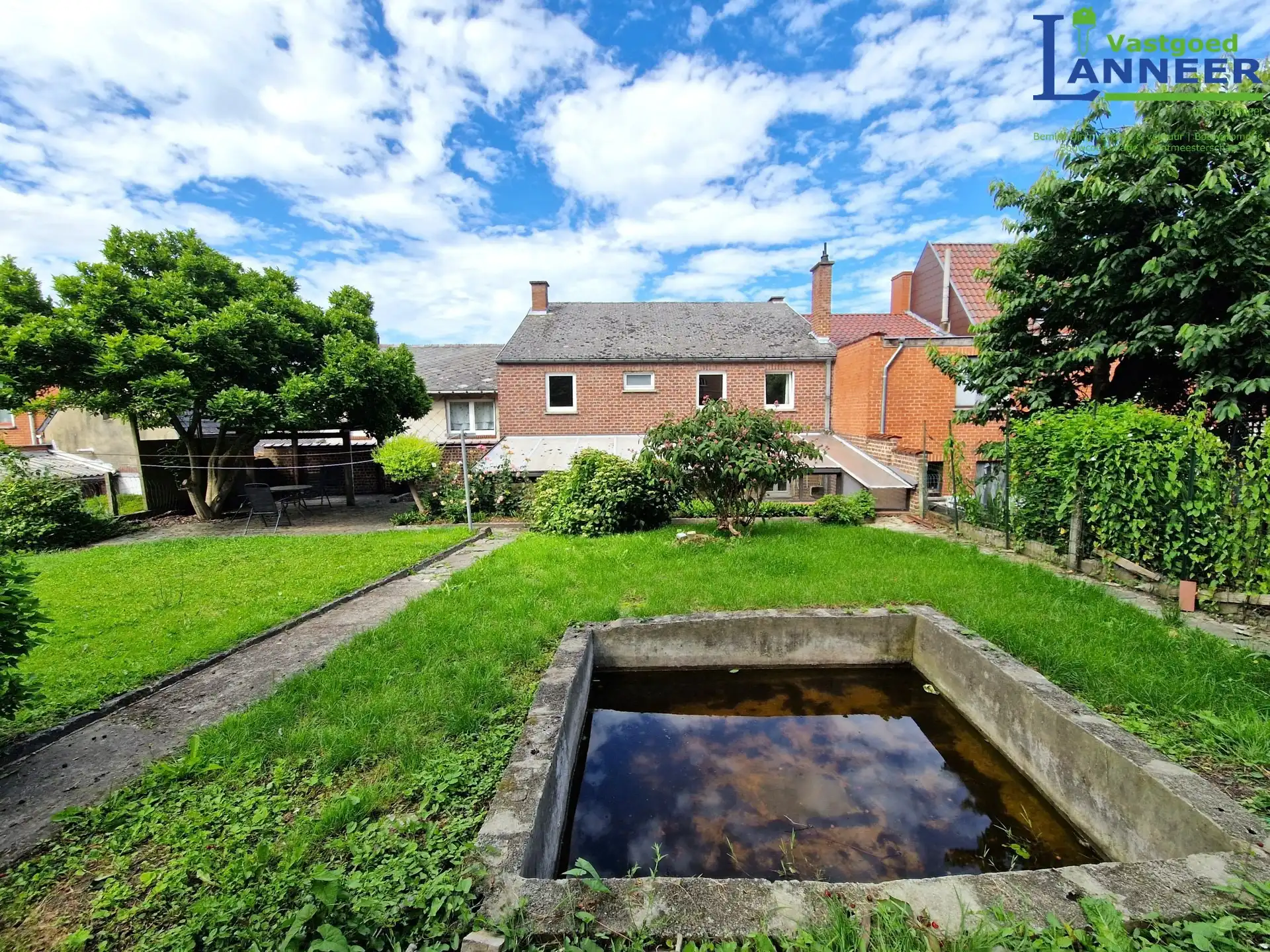 Ruime woning aan de rand van de stad met grote omheinde tuin foto 7