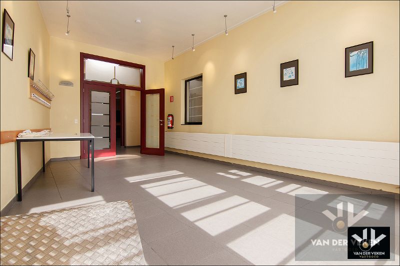 Opbrengsteigendom bestaande uit twee handelsgelijkvloersen (feestzaal/dienstencentrum en een kantoorruimte) en een duplexappartement op interessante zichtlocatie in het centrum van Paal (Beringen), op een steenworp van het op- en afrittencomplex van de autosnelweg E313! foto 6